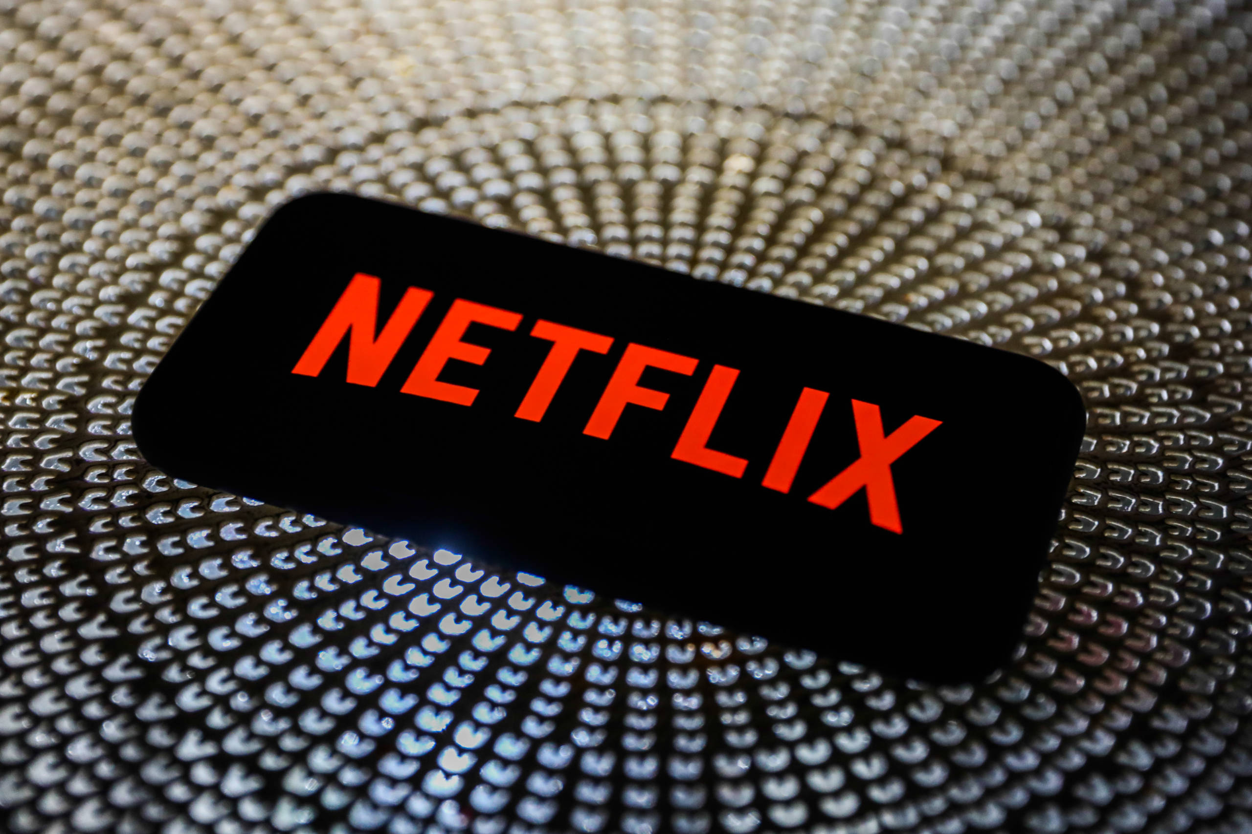 Netflix, smartphone, bright red Netflix logo, 2K Desktop Wallpaper