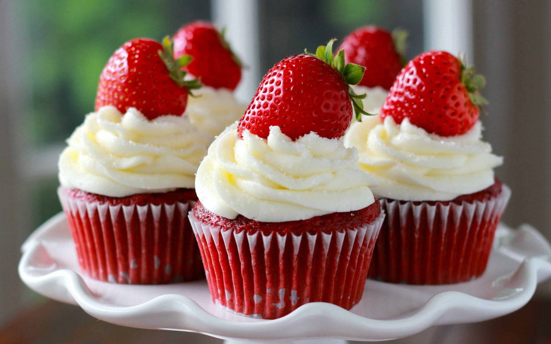 red velvet cupcakes, fresh strawberries, creamy white frosting, Full HD Desktop Wallpaper