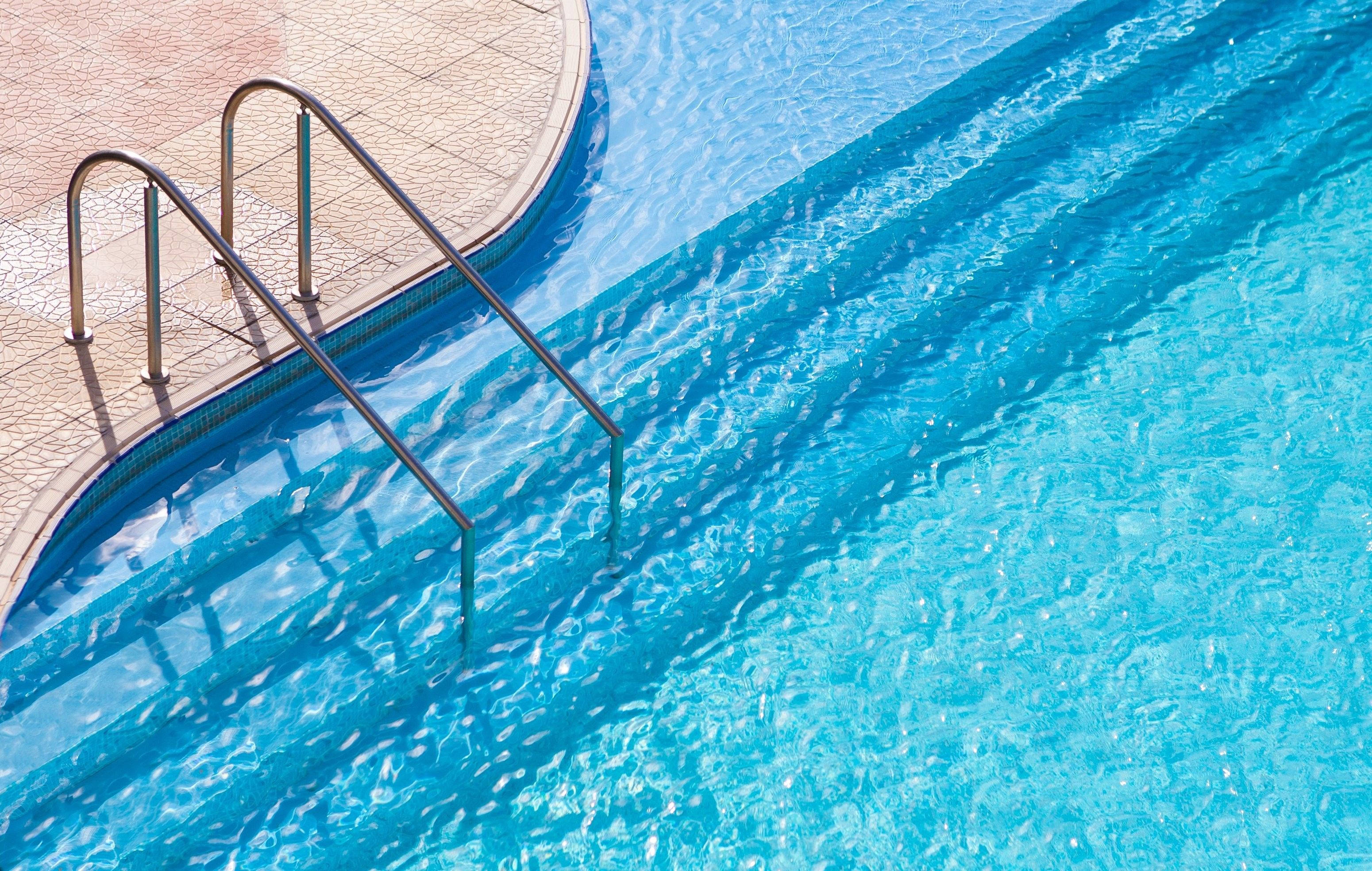 swimming pool, metal ladder, tiled deck, 2K Desktop Wallpaper