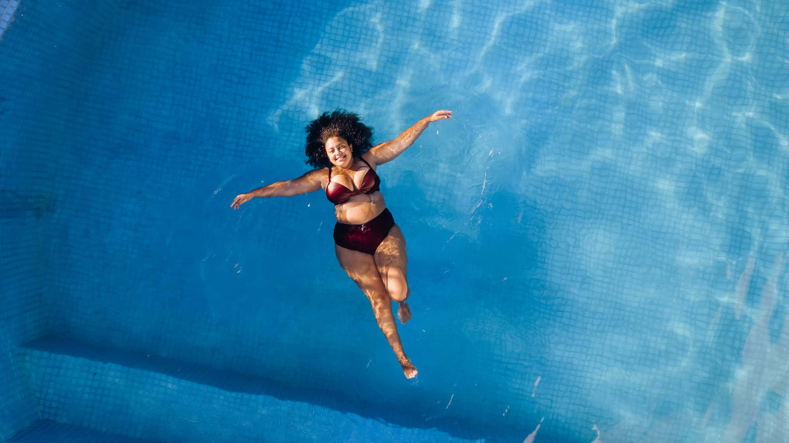 maroon bikini, bright blue tiled pool, clear sunlight, 2K Desktop Wallpaper