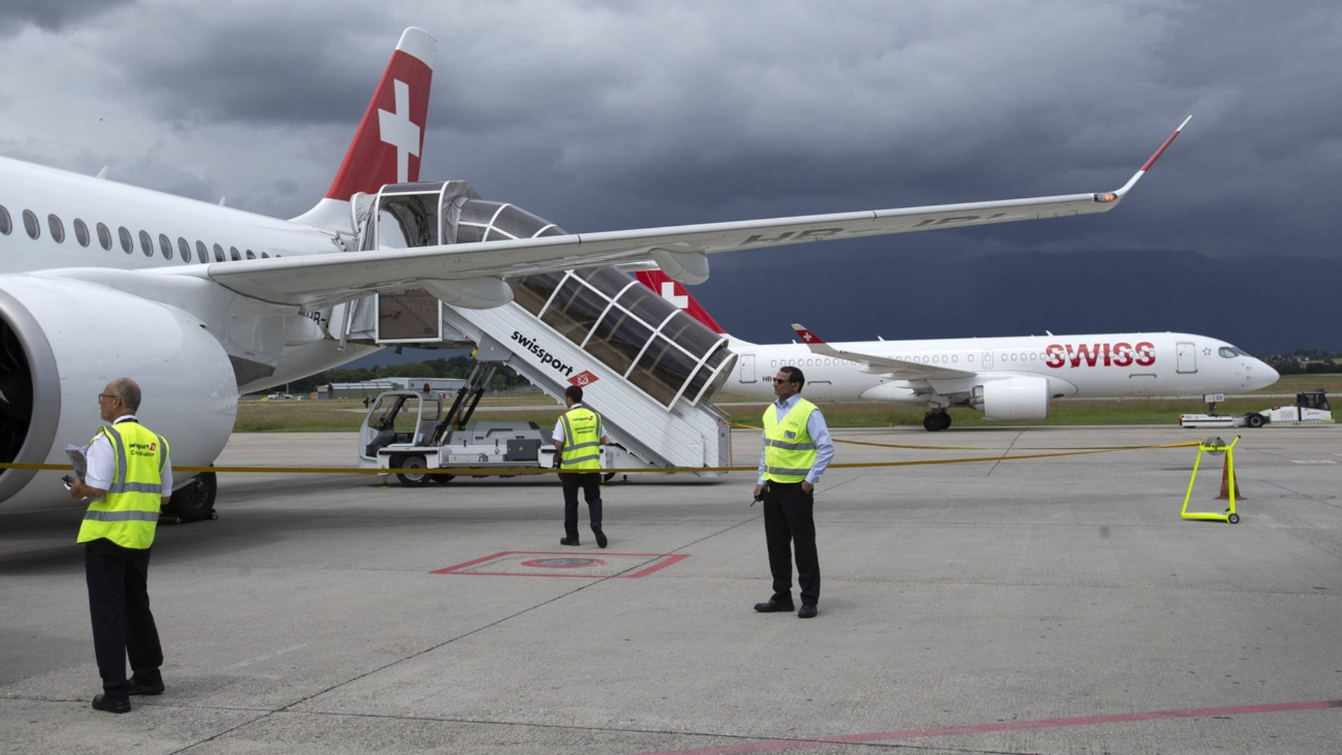 Swiss Airlines, yellow vests, jet bridge, Full HD Desktop Wallpaper