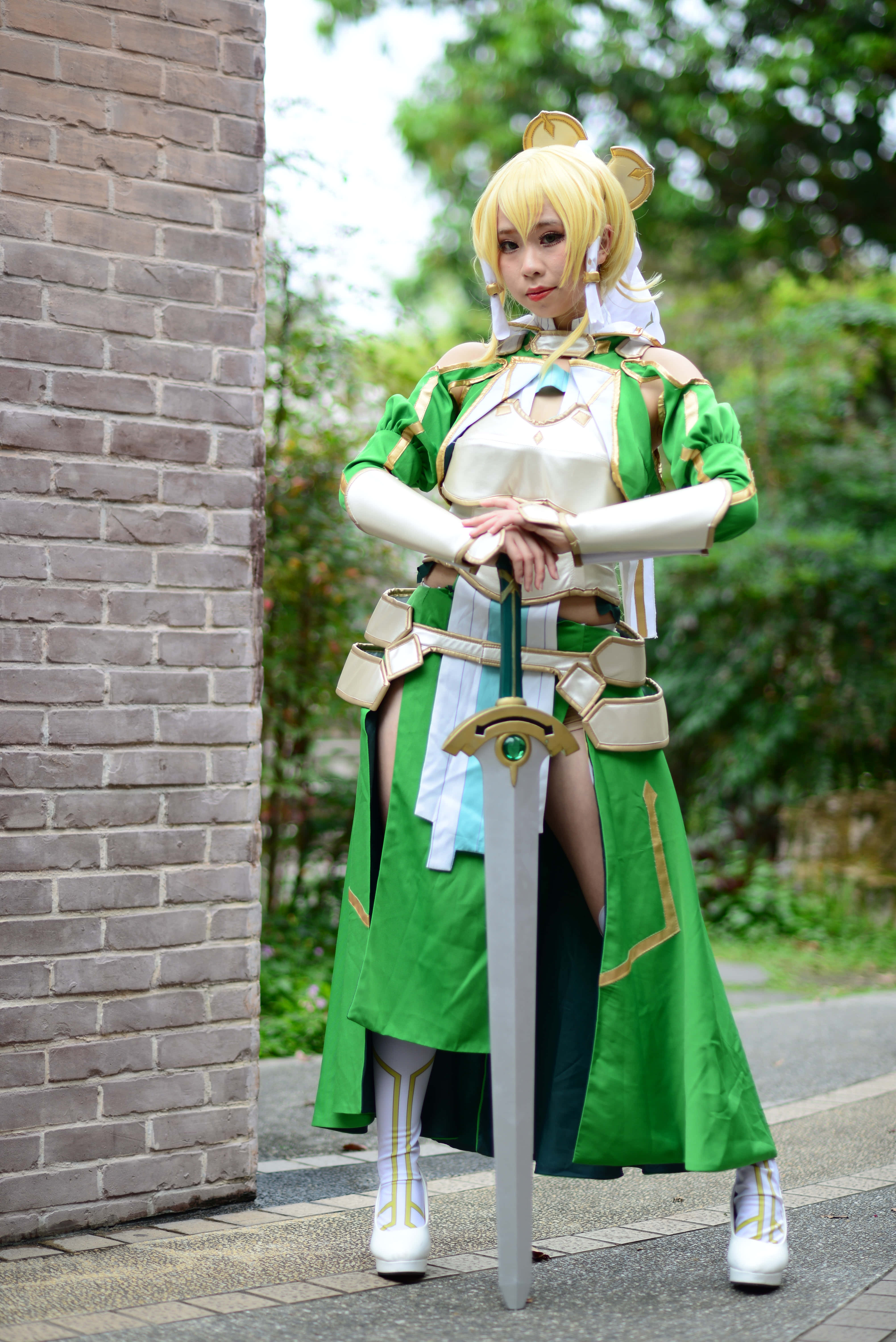Sword Art Online, green and white fantasy warrior outfit, sword, 5K Phone Wallpaper