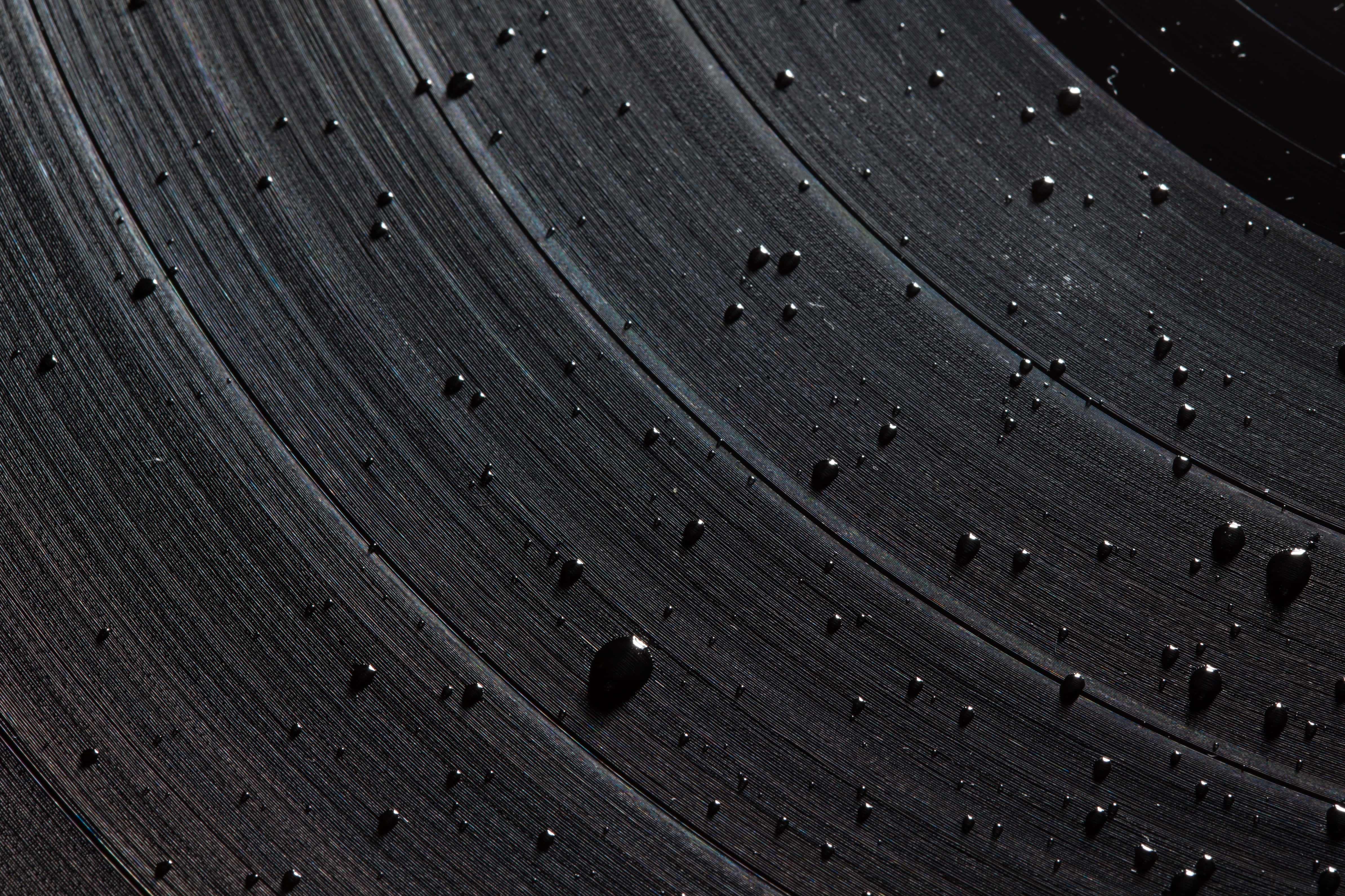 synthetic vinyl player, wet black vinyl record, glistening water droplets, 4K Desktop Wallpaper