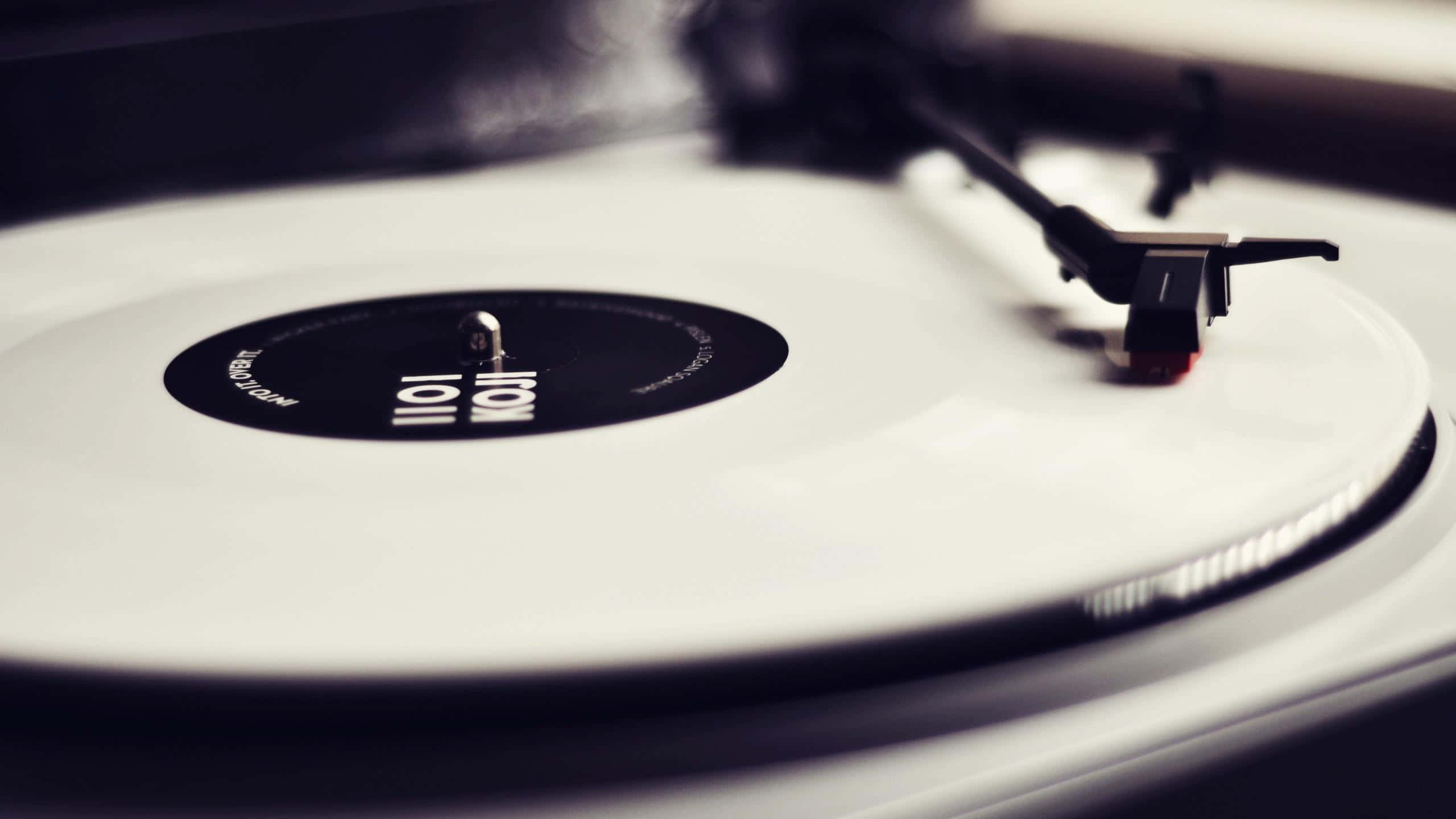 synthetic disc record player, black and white, white vinyl record, 2K Desktop Wallpaper