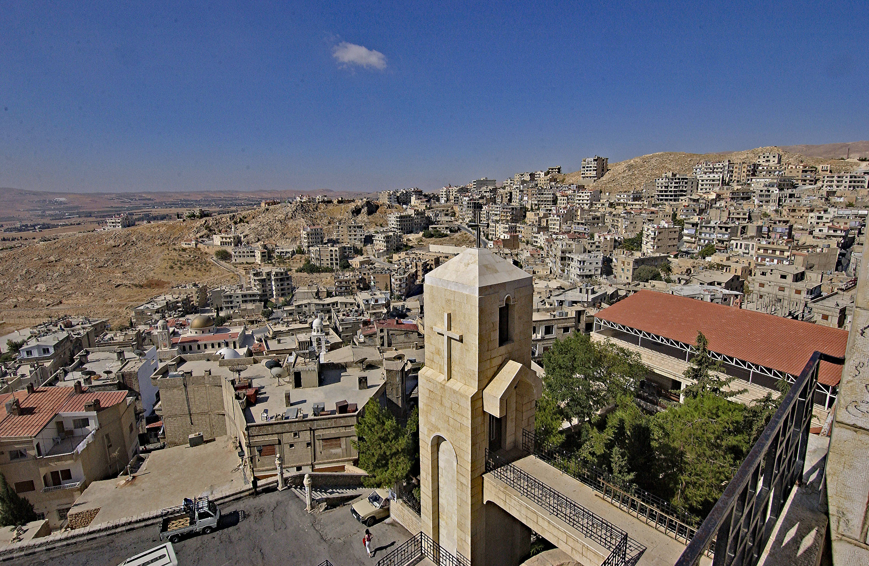 destroyed city in syria, stone buildings, church tower, 2K Desktop Wallpaper