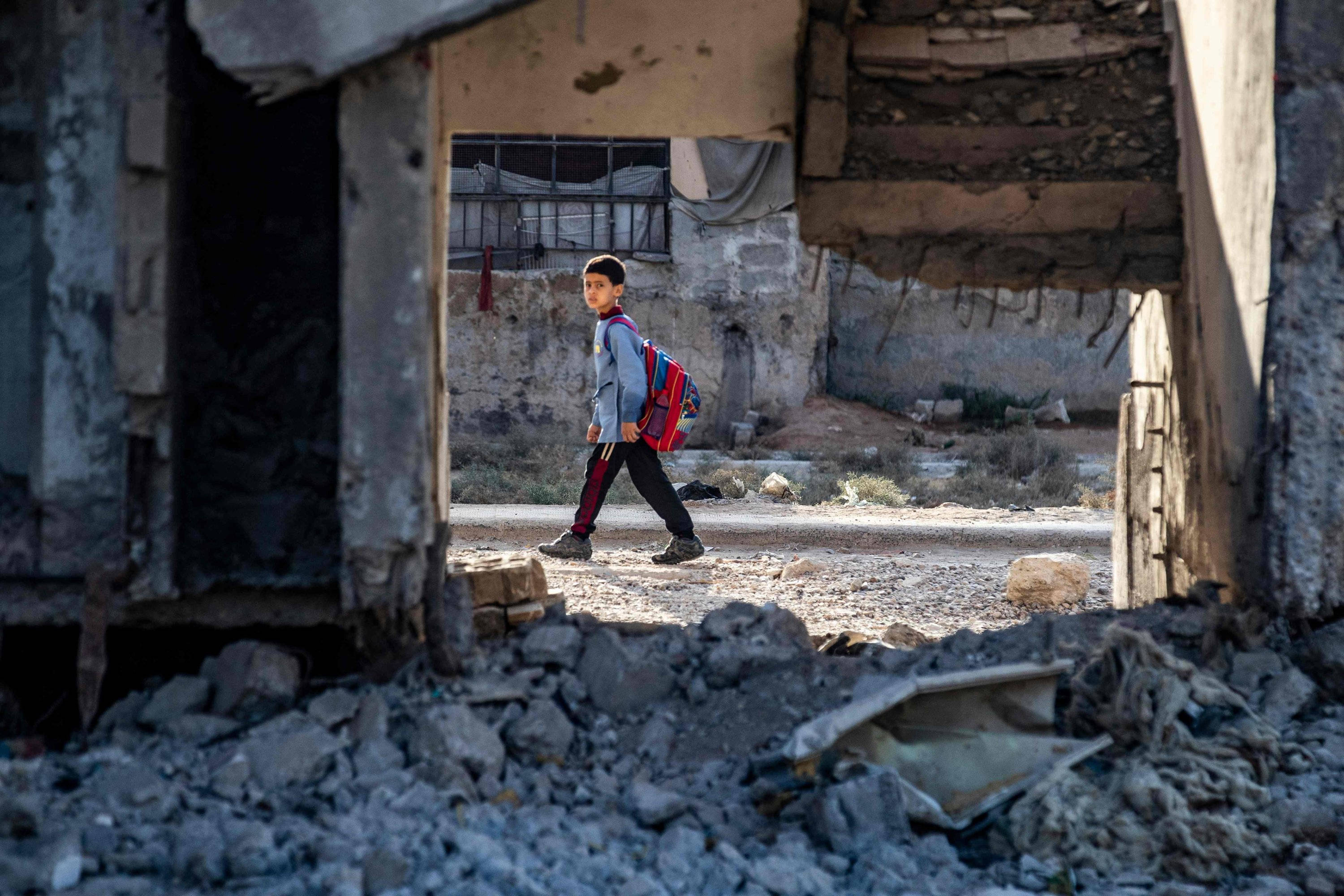 child, Syria, red backpack, 2K Desktop Wallpaper