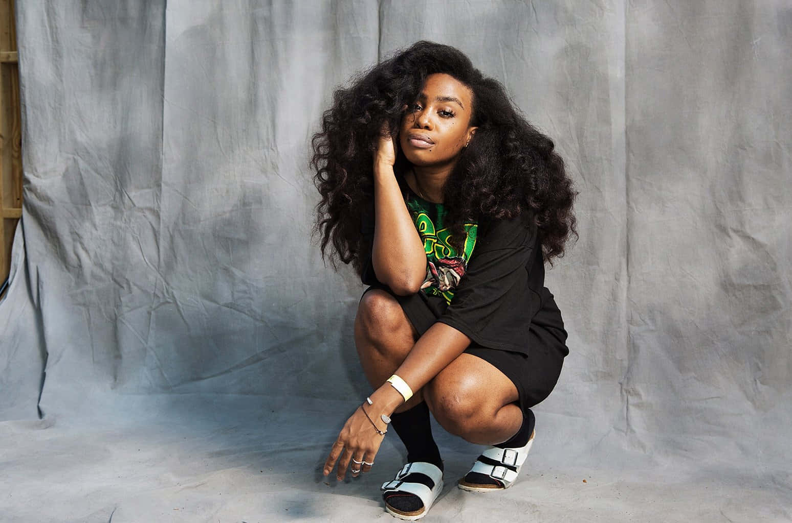 SZA, voluminous curly hair, wrinkled gray backdrop, HD Desktop Wallpaper