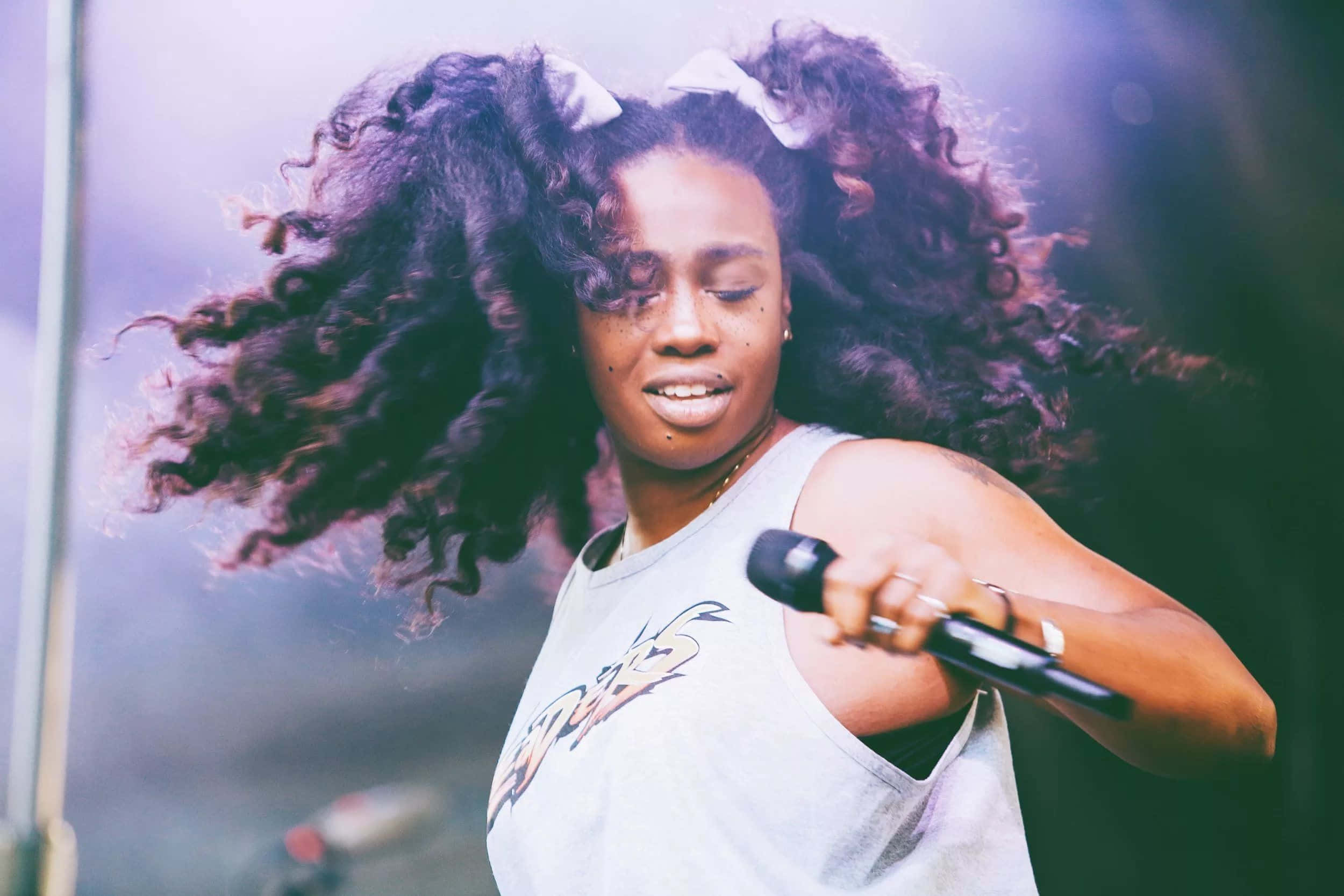 SZA, voluminous curly hair, microphone, Full HD Desktop Wallpaper