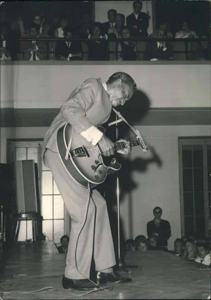 T-Bone Walker, electric guitar, suit, SD Phone Wallpaper