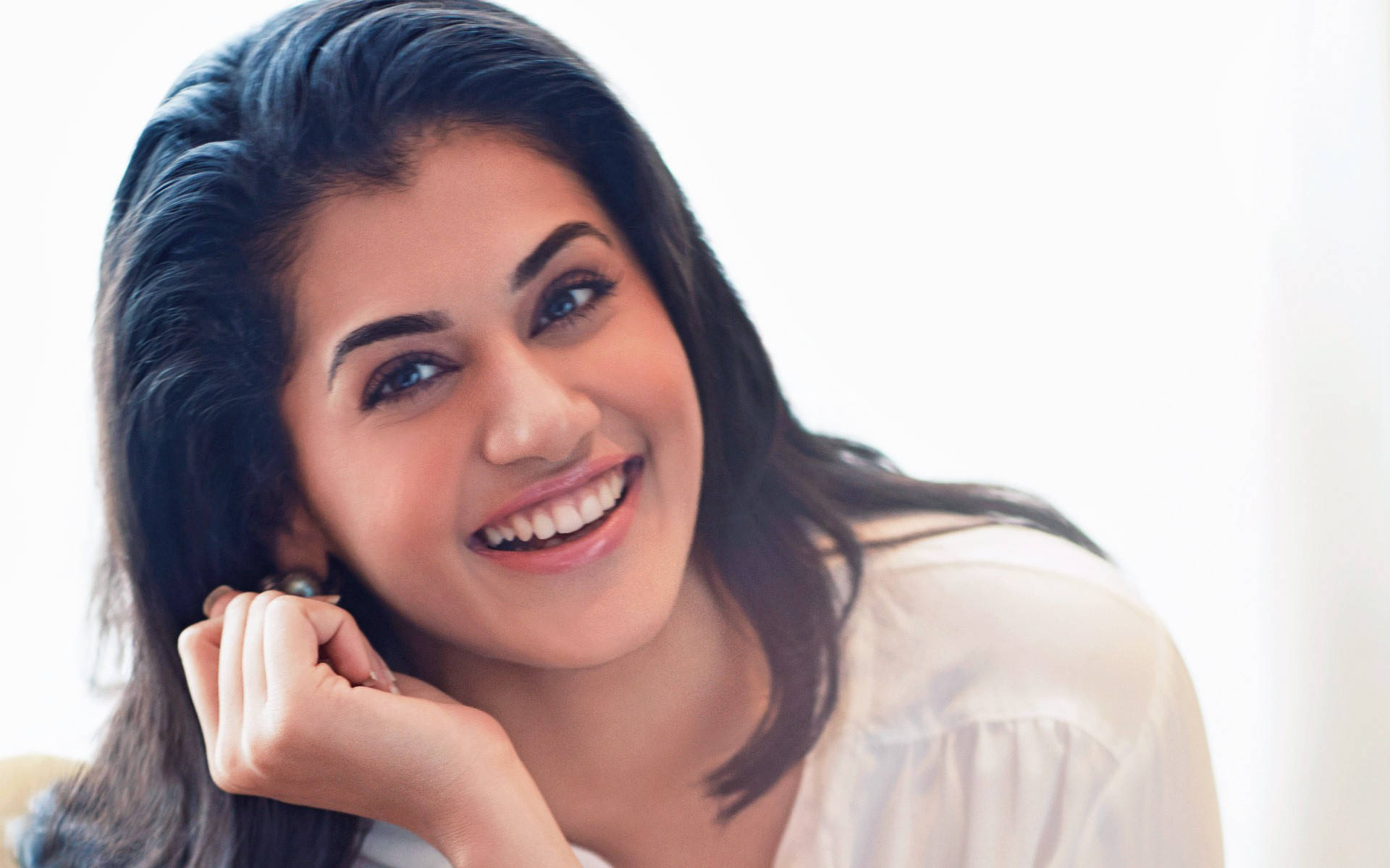 Taapsee Pannu, dark hair, warm smile, Full HD Desktop Wallpaper