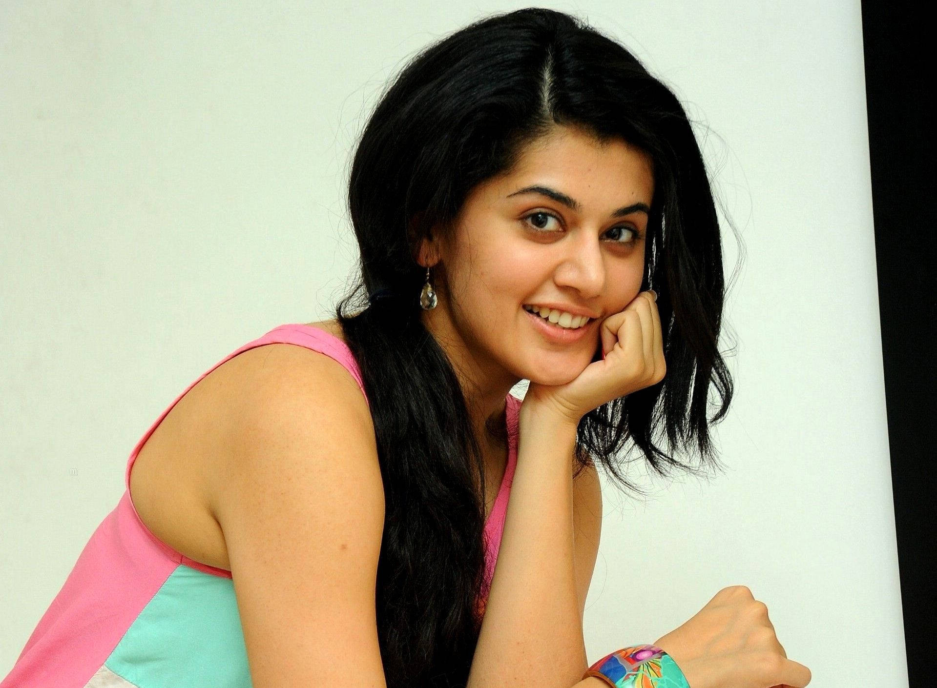 Taapsee Pannu, long dark hair, smiles warmly, HD Desktop Wallpaper