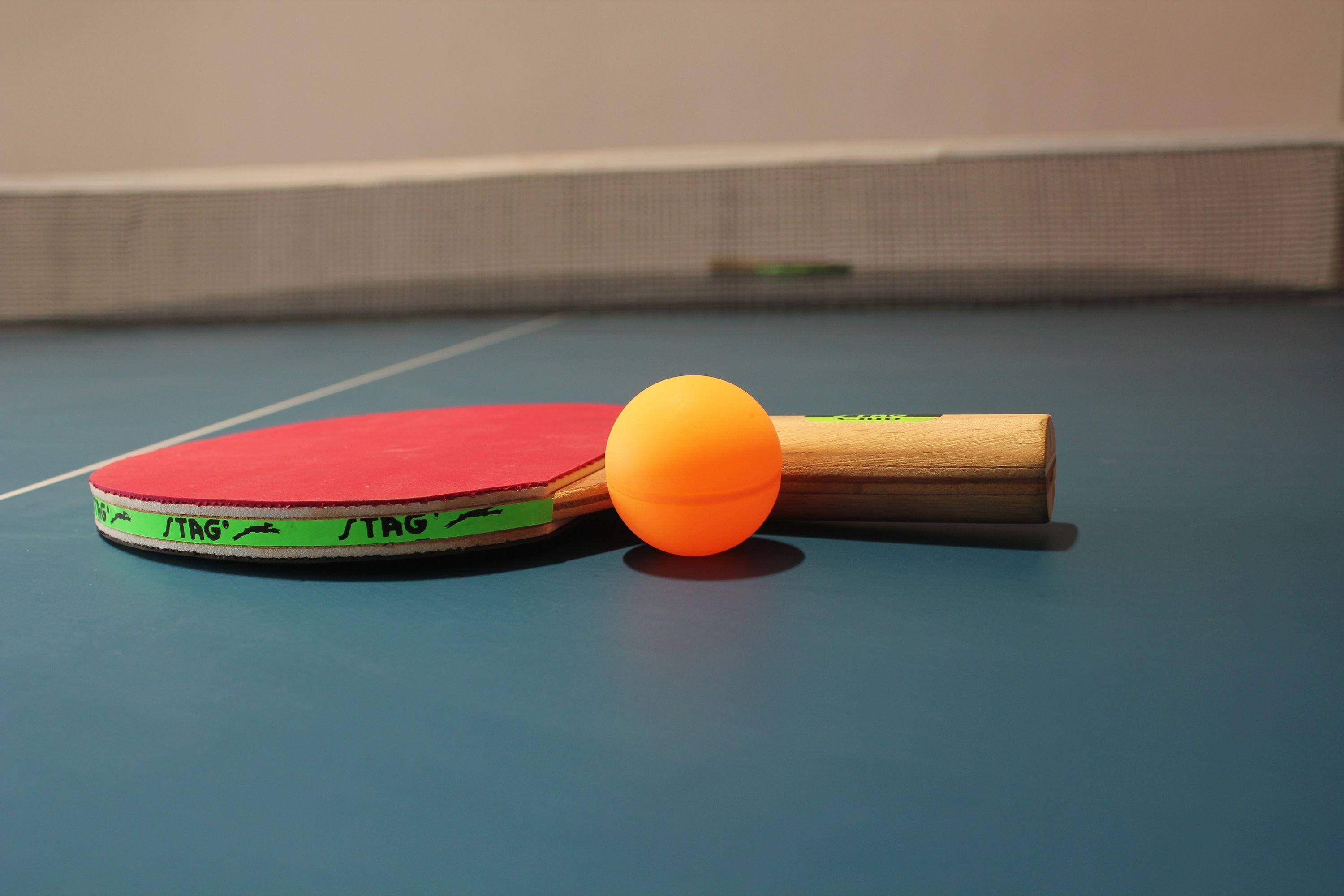 red and green ping pong paddle, orange ball, blue table, 2K Desktop Wallpaper