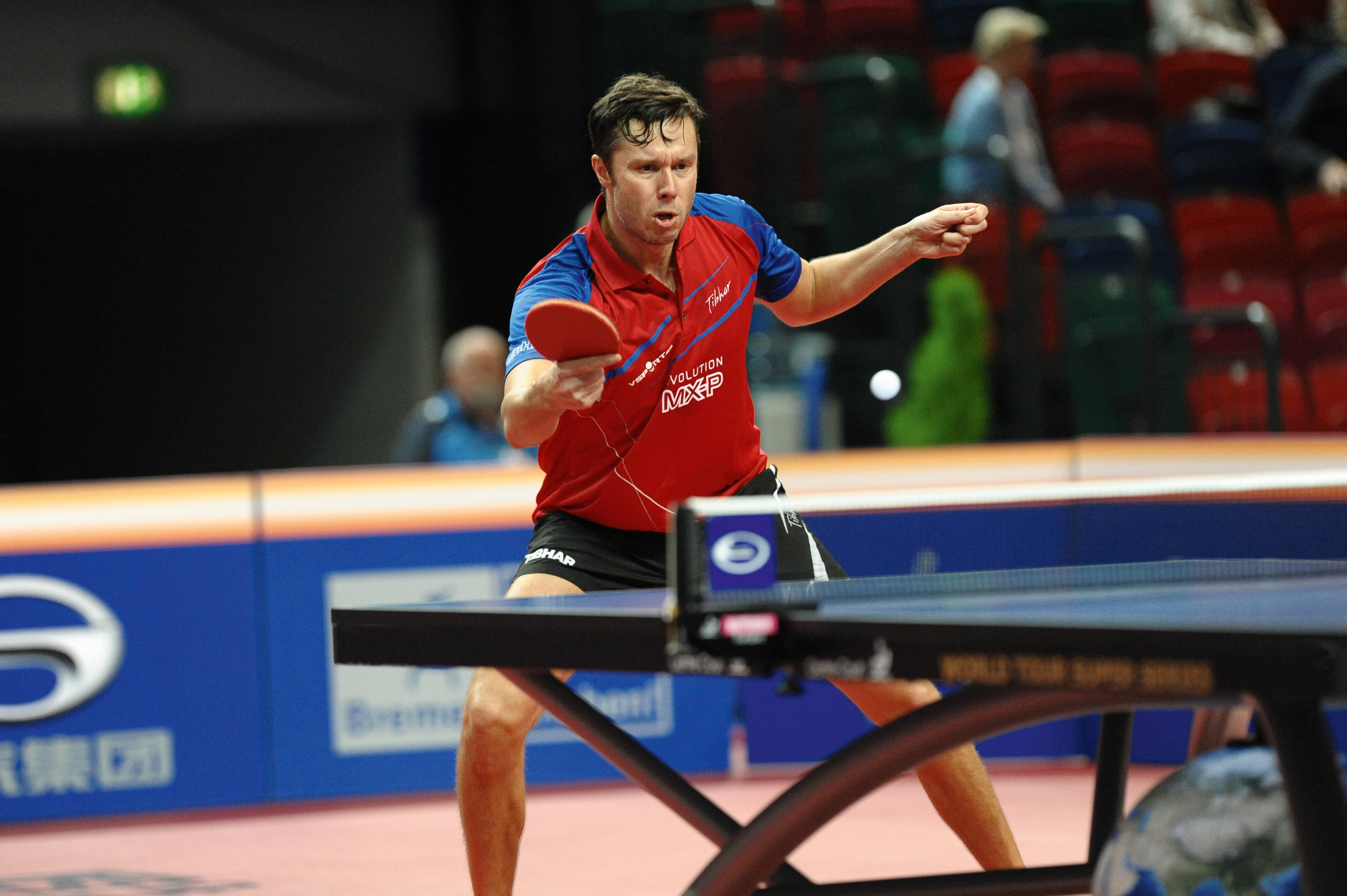 table tennis, red and blue shirt, competitive match, 4K Desktop Wallpaper