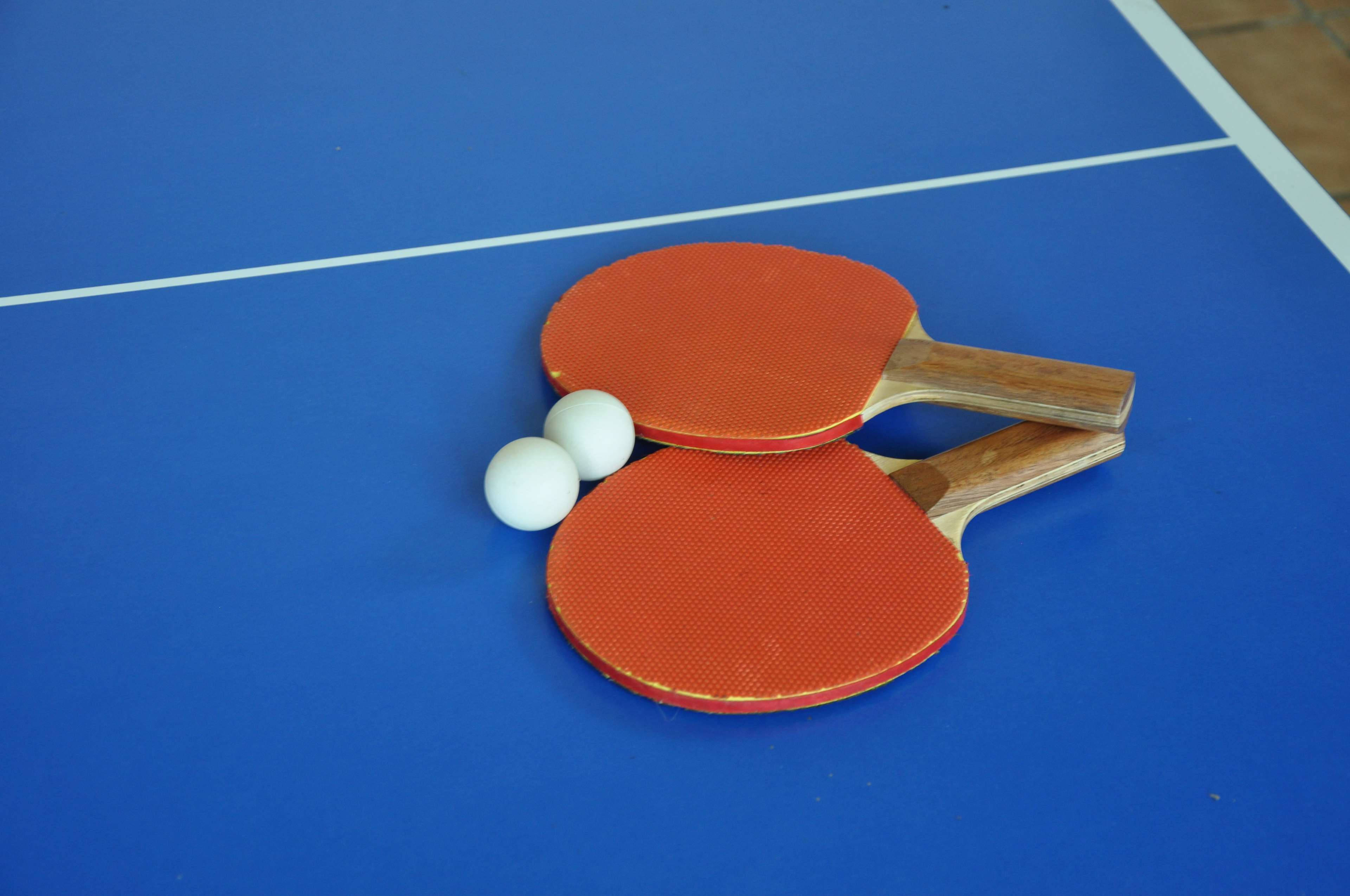 table tennis, red table tennis paddles, white balls, 4K Desktop Wallpaper