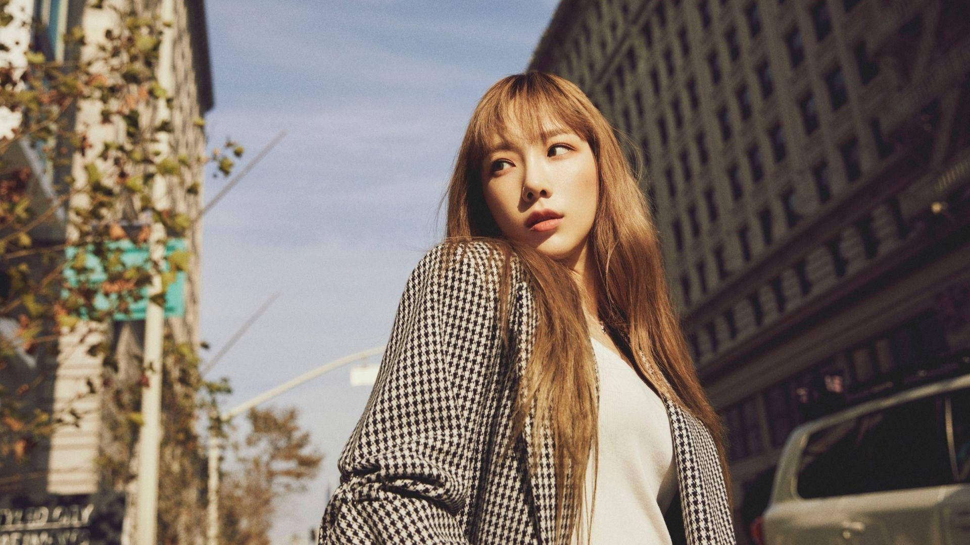 Taeyeon, sunlit city street, tall buildings, Full HD Desktop Wallpaper