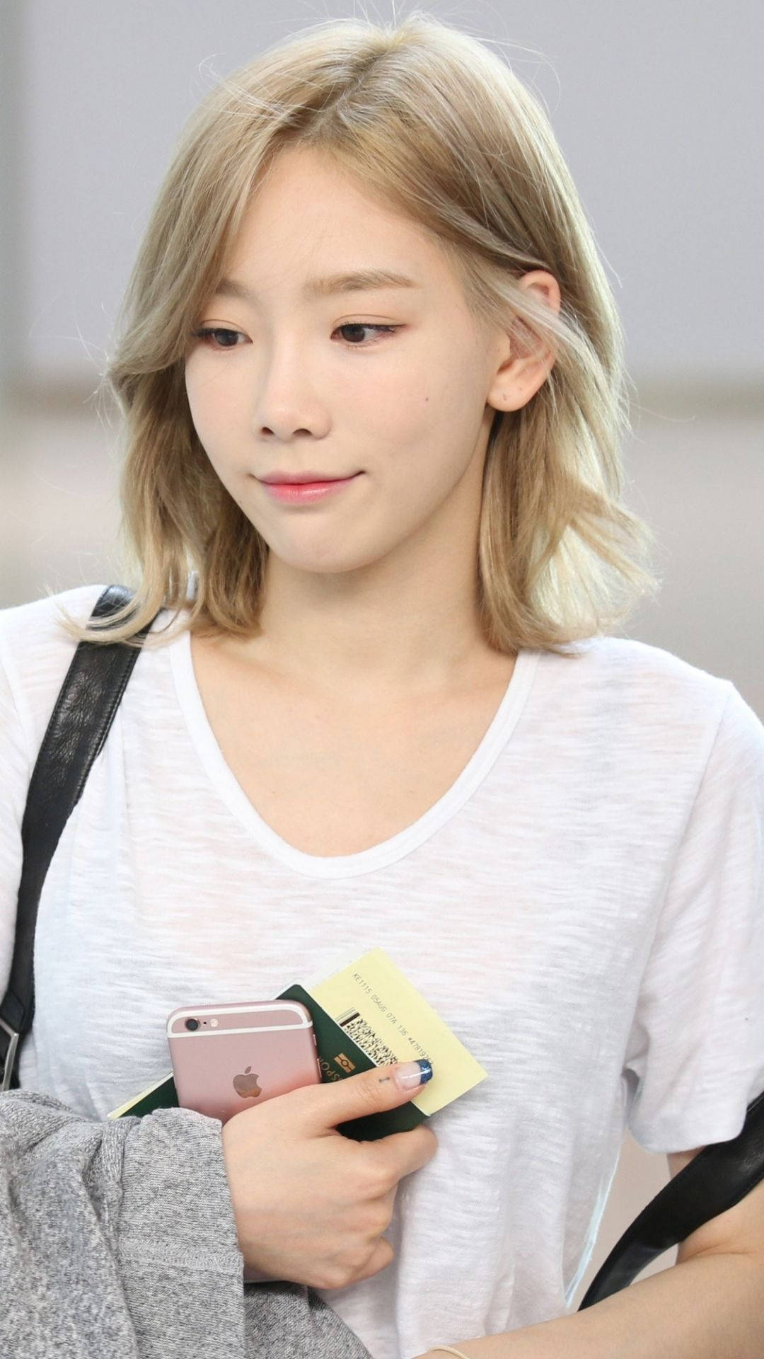 Taeyeon, airport, white tee, Full HD Phone Wallpaper
