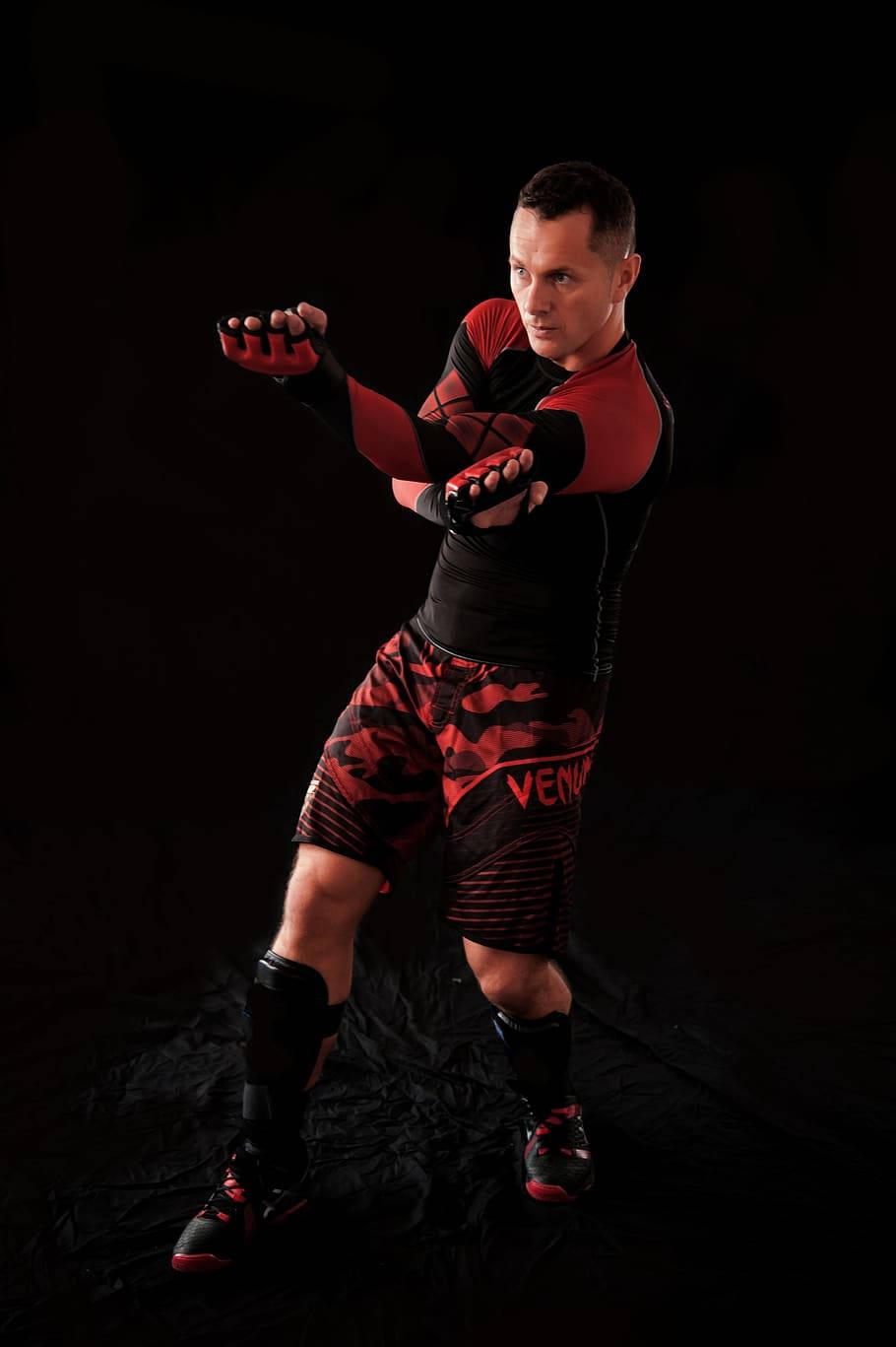 Tai Chi, red and black athletic gear, muscular man, HD Phone Wallpaper