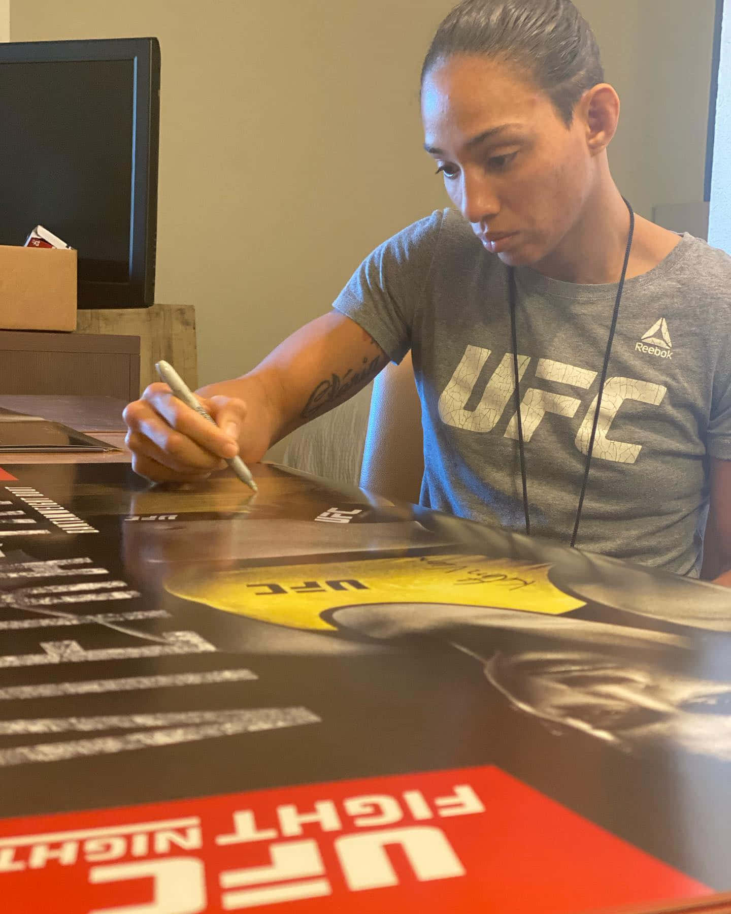 Taila Santos, UFC fighter, signing autographs, HD Phone Wallpaper