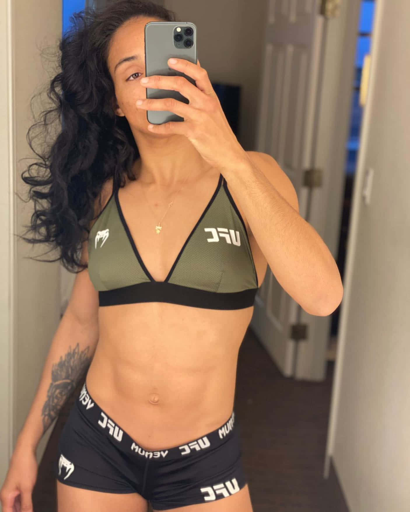 Taila Santos, mirror selfie, UFC sports bra, HD Phone Wallpaper