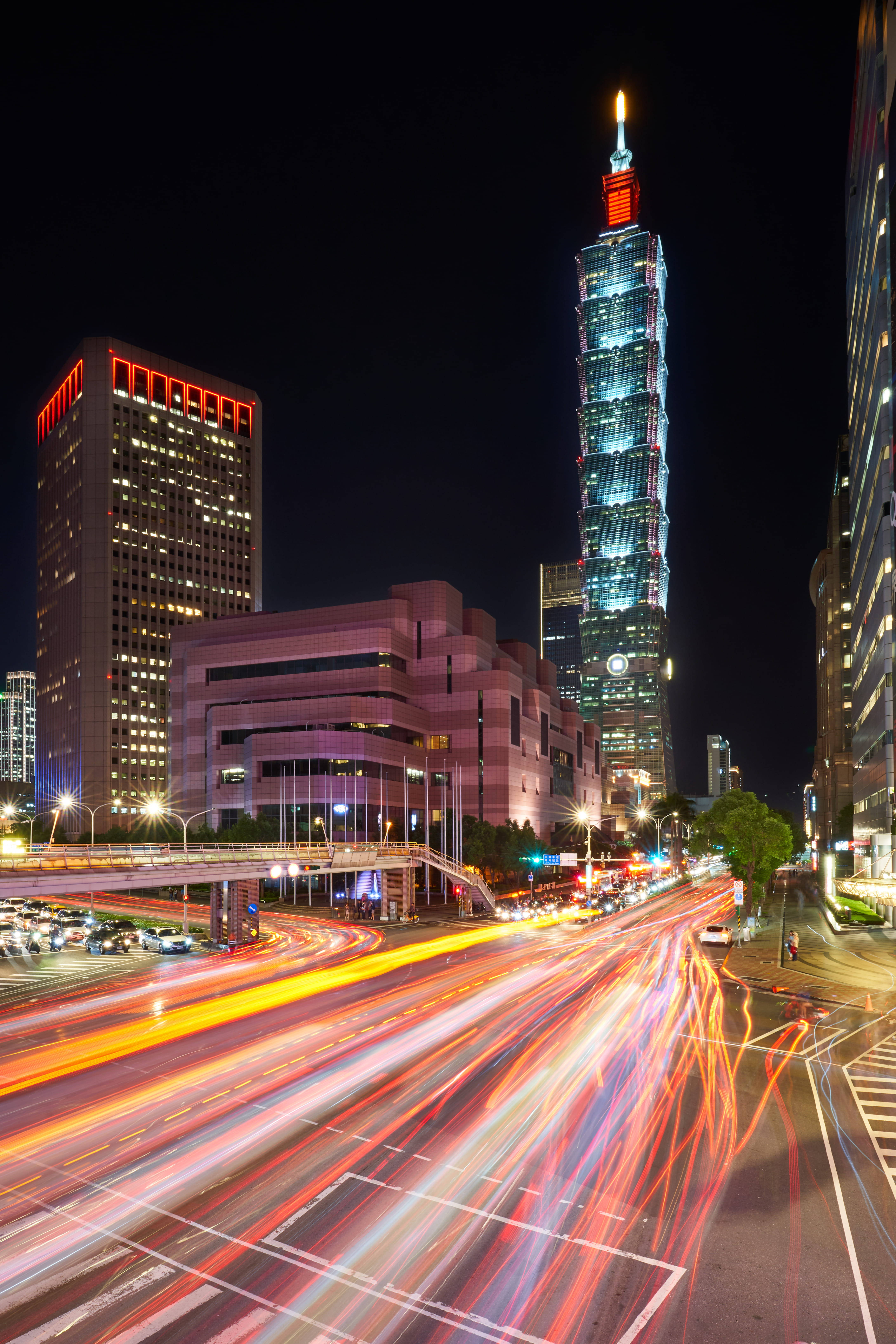 Taipei 101, red and white light, traffic, 5K Phone Wallpaper