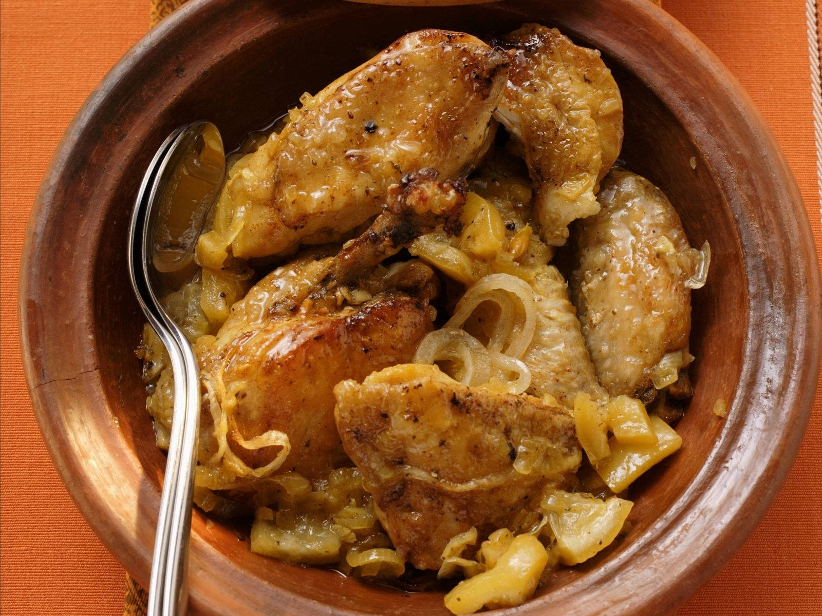 pure meat tajine dish, golden chicken wings, caramelized onions, HD Desktop Wallpaper