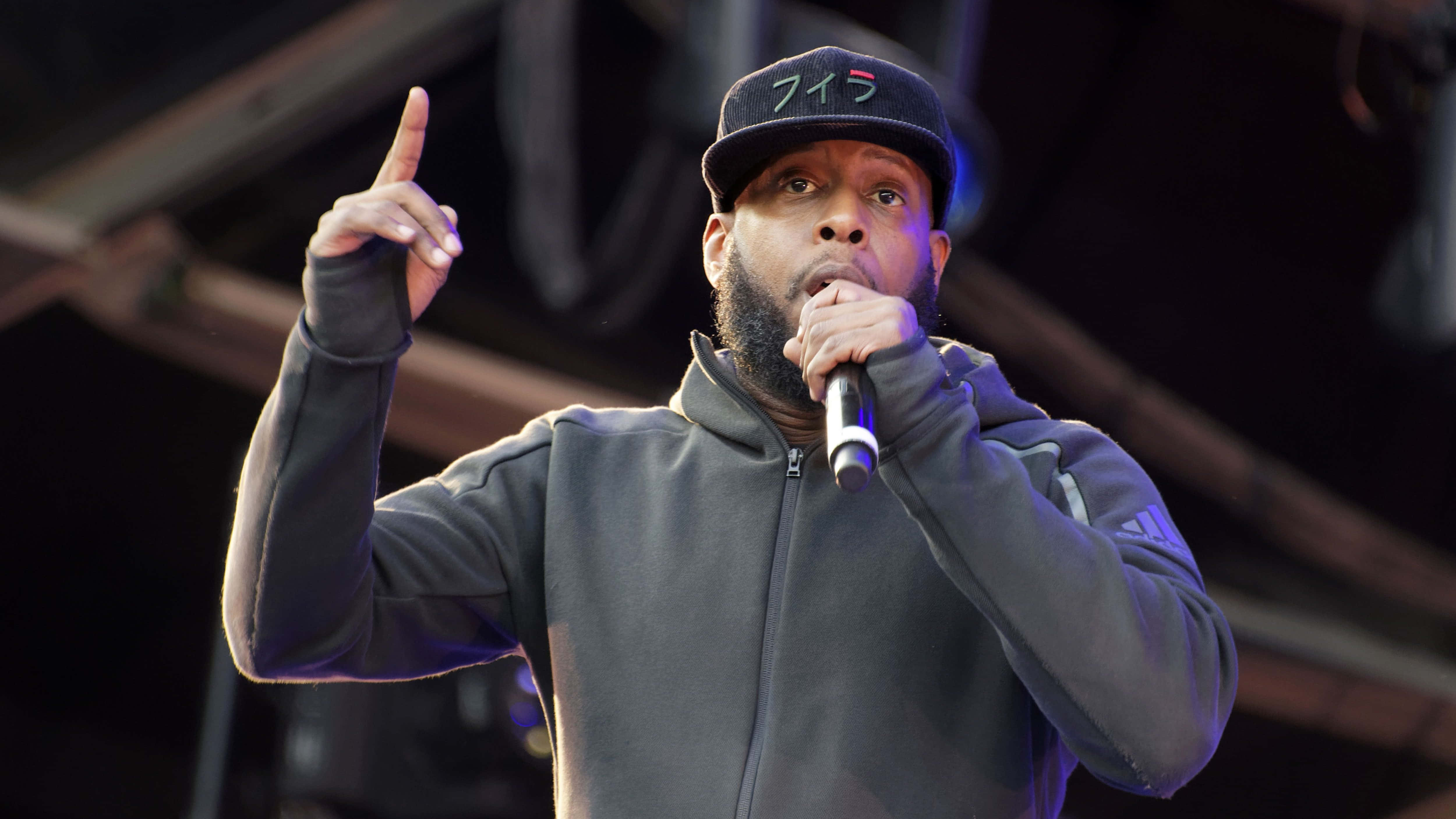 Talib Kweli, black cap, gray hoodie, 4K Desktop Wallpaper