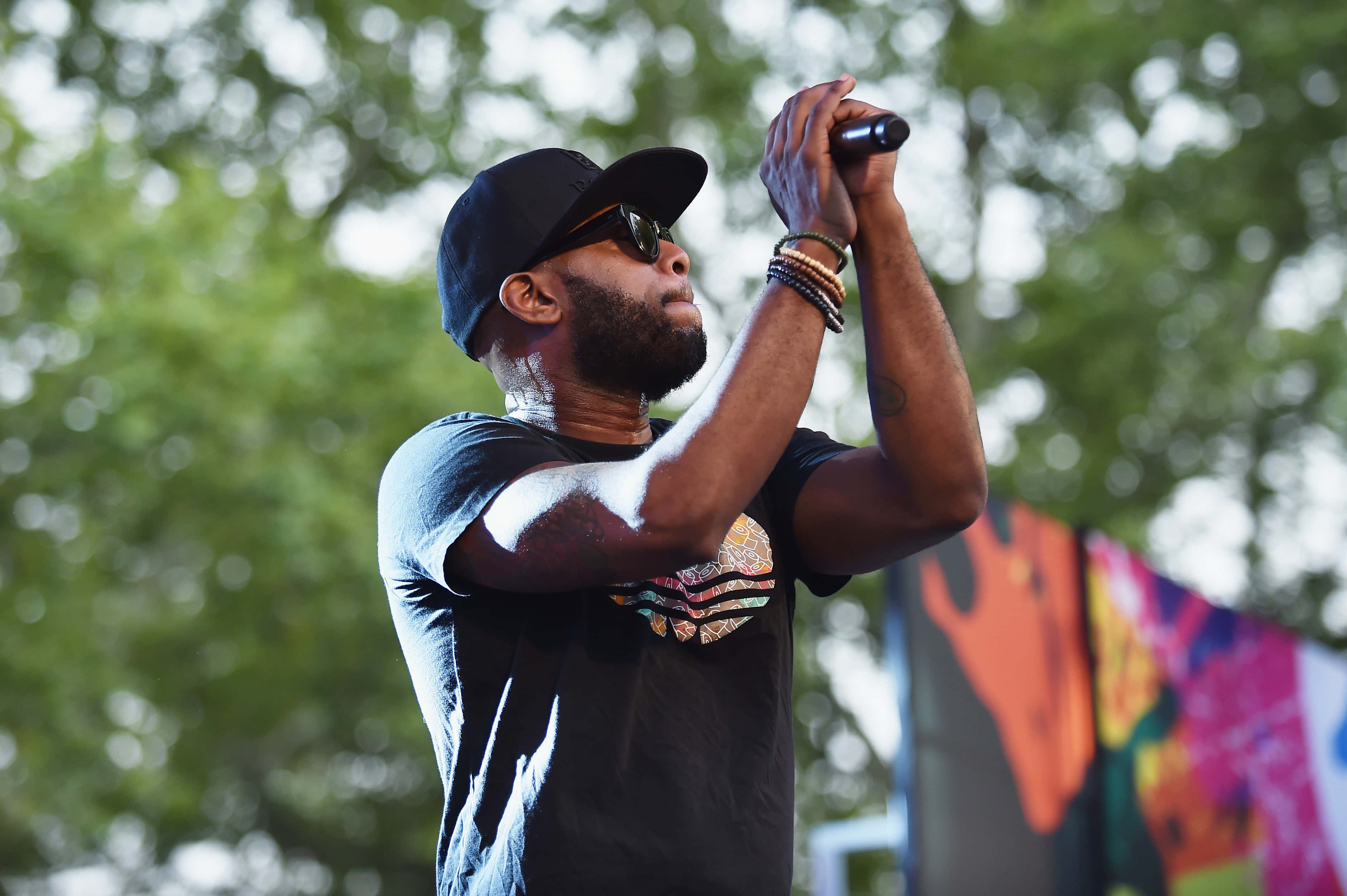 Talib Kweli, black cap, sunglasses, 2K Desktop Wallpaper