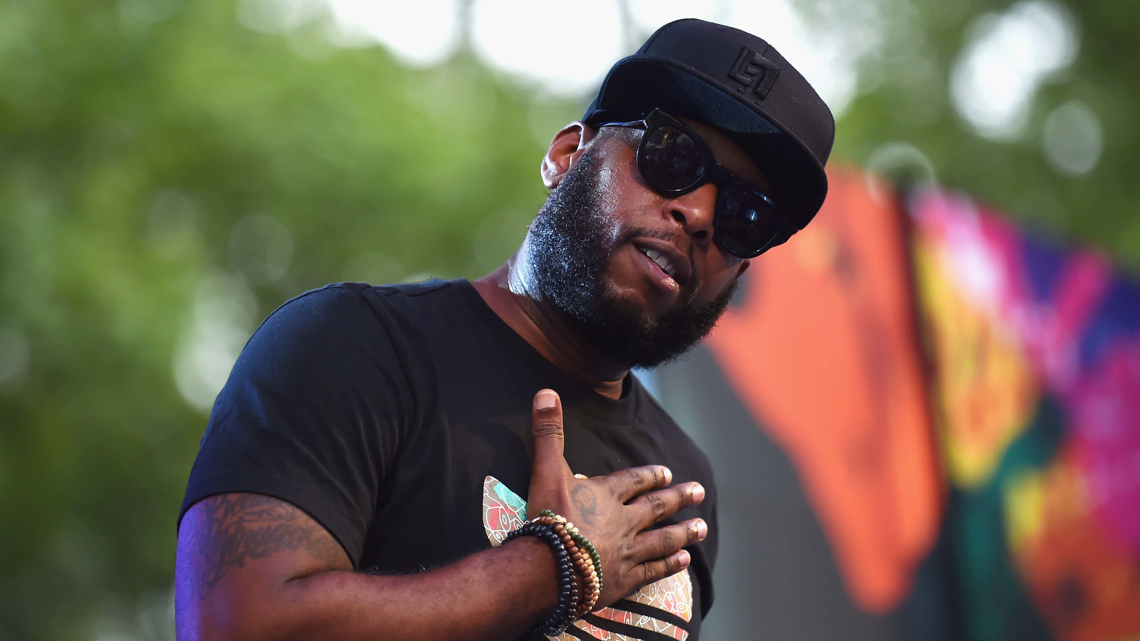 Talib Kweli, beard, black cap, 2K Desktop Wallpaper