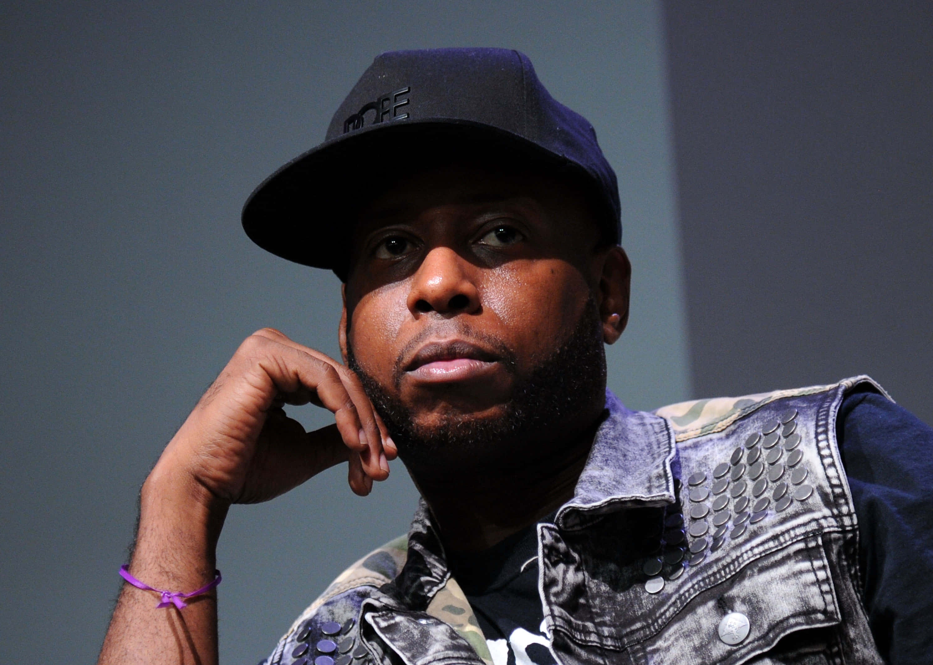 Talib Kweli, black cap, denim vest, 2K Desktop Wallpaper