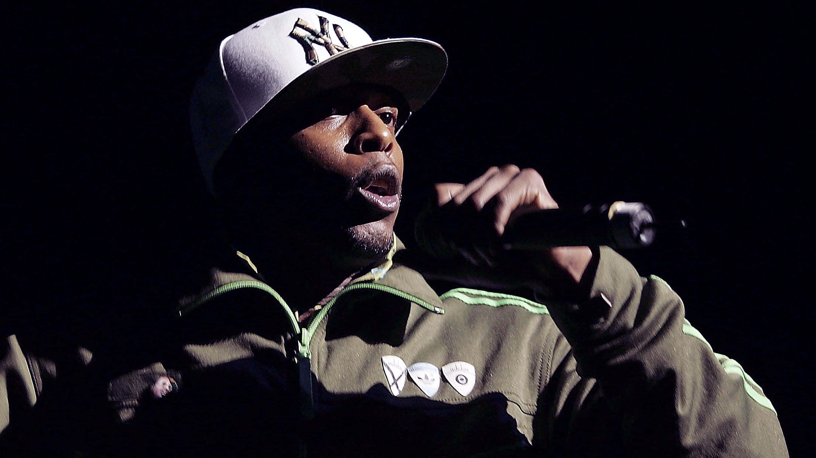 Talib Kweli, white NY cap, olive jacket, 2K Desktop Wallpaper