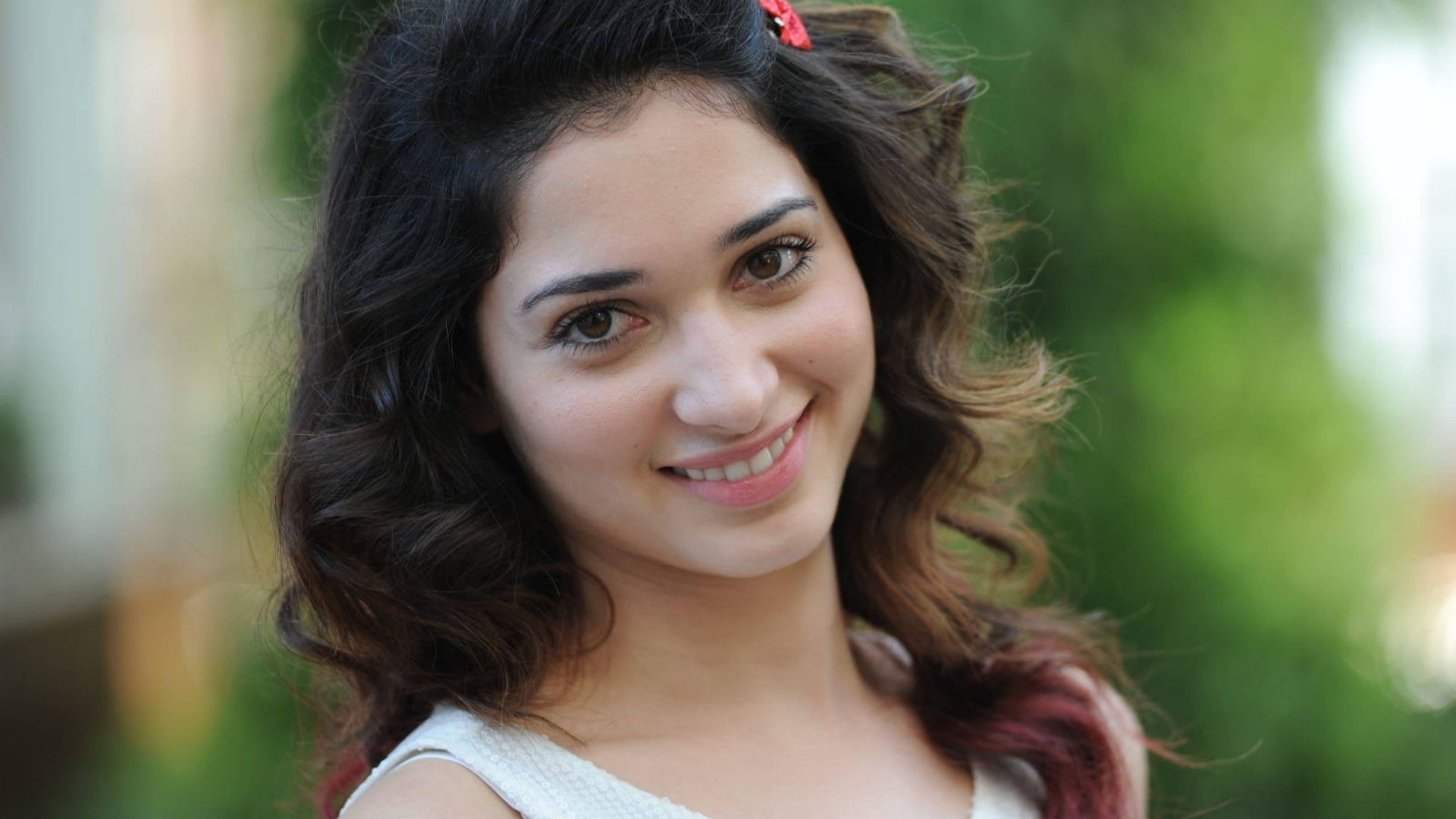 Tamannaah Bhatia, dark wavy hair, red clip, 4K Desktop Wallpaper