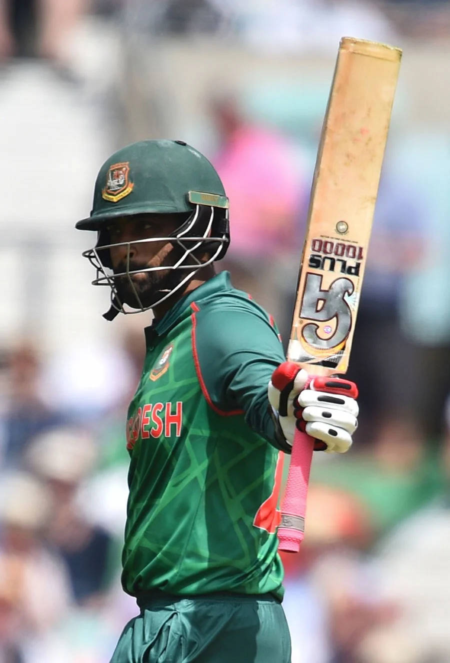 Tamim Iqbal, cricket bat, green uniform, HD Phone Wallpaper