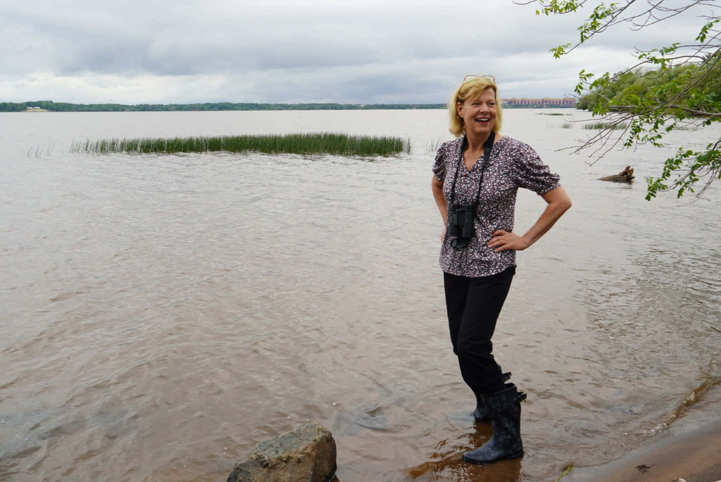 Tammy Baldwin, wading boots, muddy lake, HD Desktop Wallpaper