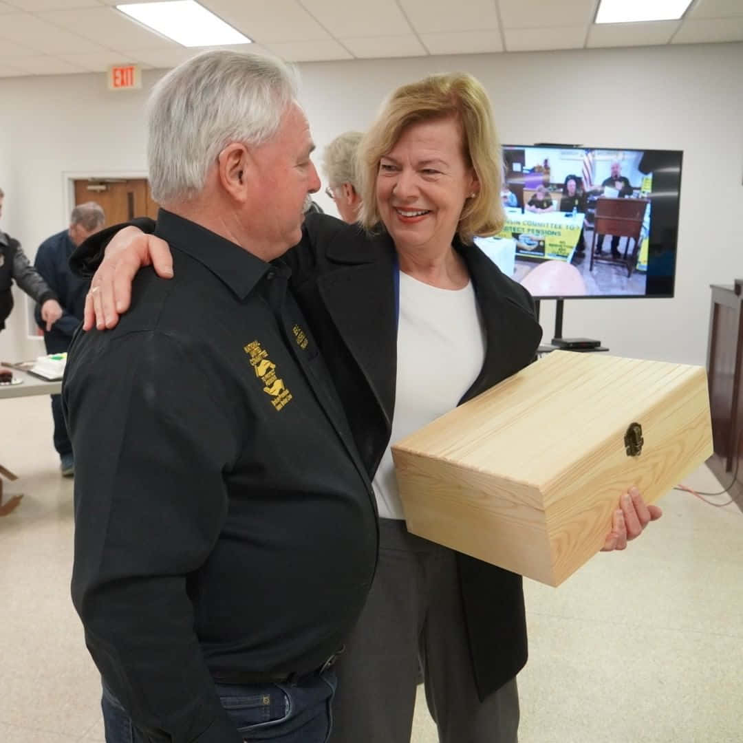 Tammy Baldwin, wooden box, black shirt, SD Desktop Wallpaper