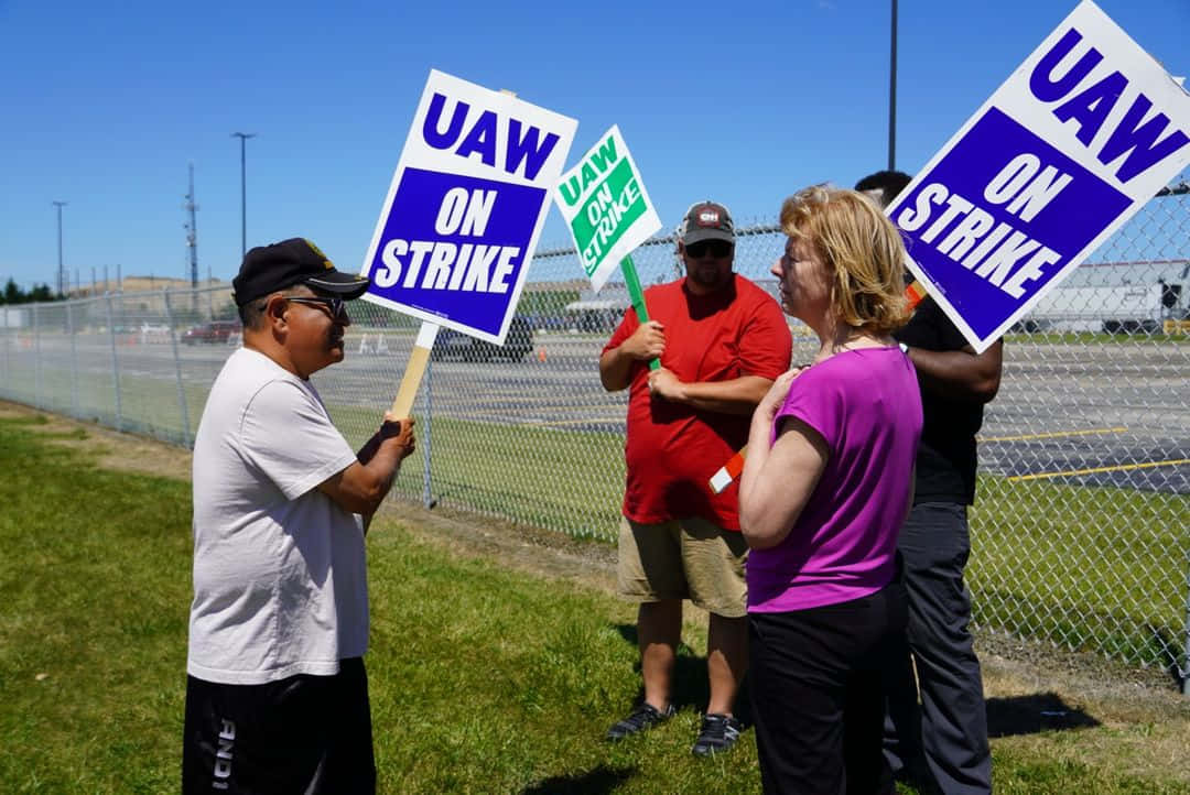 Tammy Baldwin, UAW workers, blue and white signs, SD Desktop Wallpaper