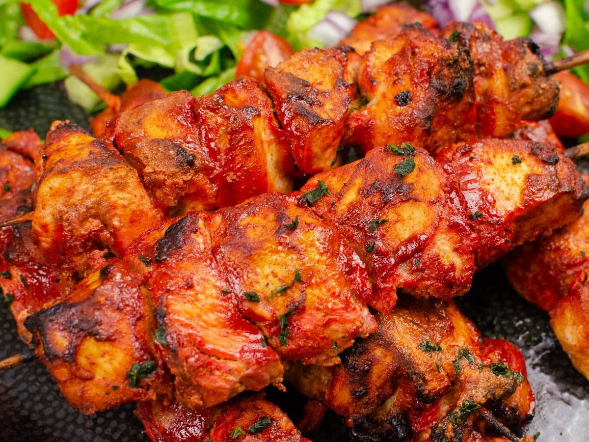 Tandoori chicken kebab, juicy grilled chicken skewers, red sauce, SD Desktop Wallpaper