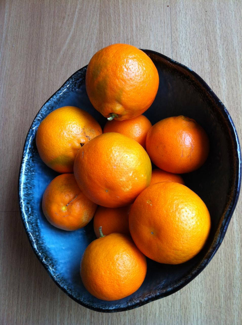 tangelo fruits, dark blue ceramic dish, light wood surface, HD Phone Wallpaper