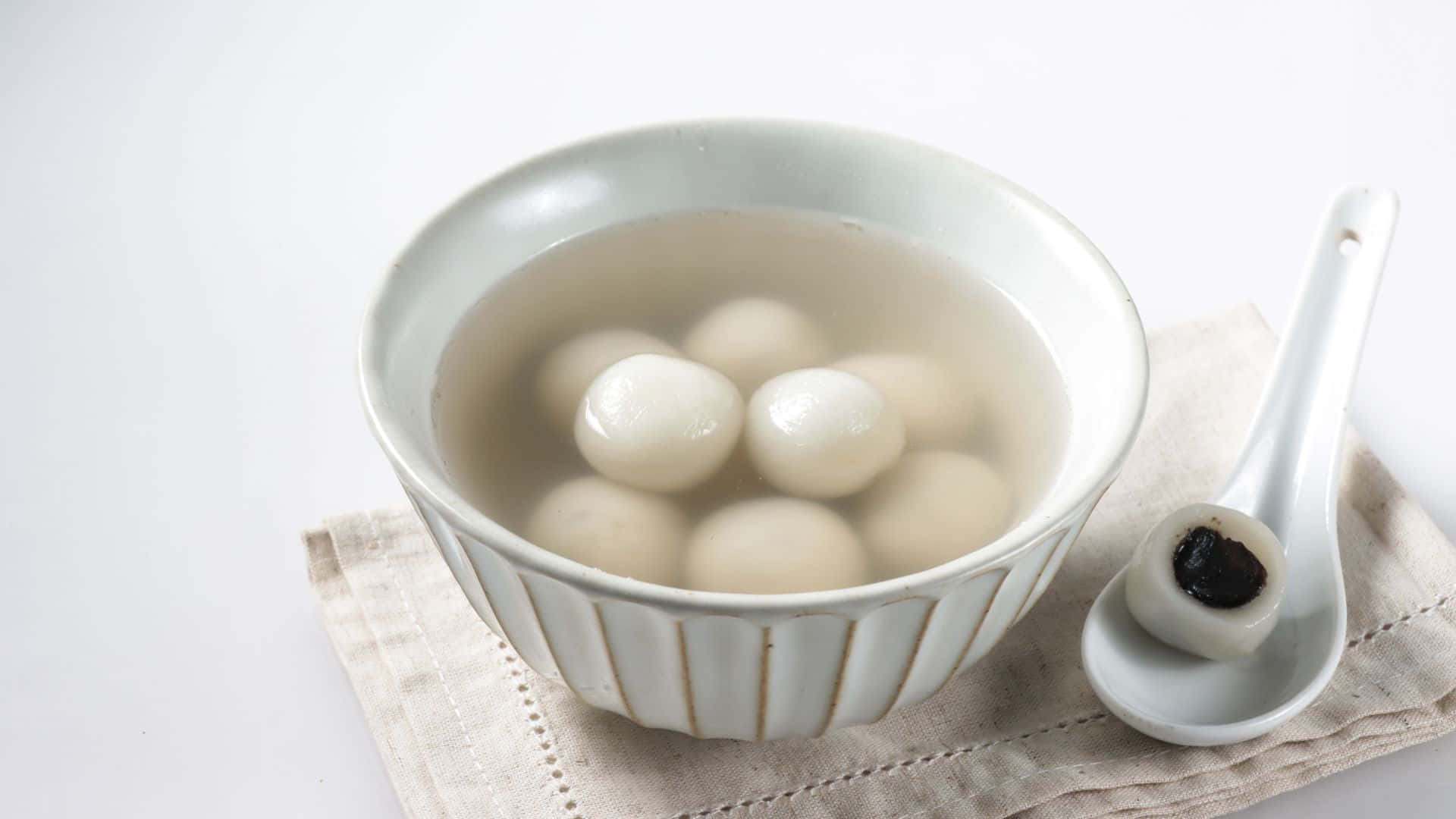 white ceramic bowl, steamed glutinous rice balls, clear broth, Full HD Desktop Wallpaper