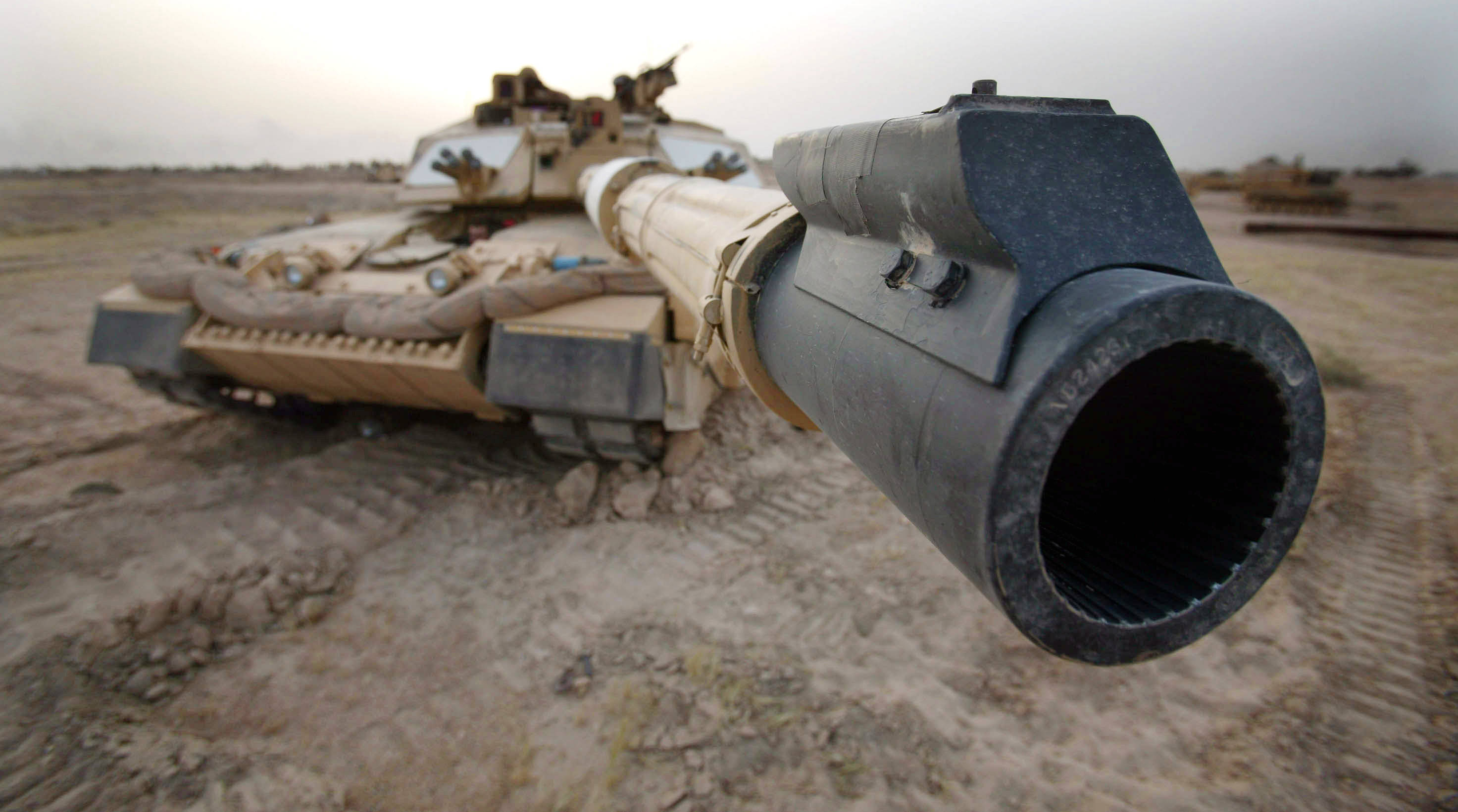 military tank, cannon barrel, dusty desert battlefield, 2K Desktop Wallpaper