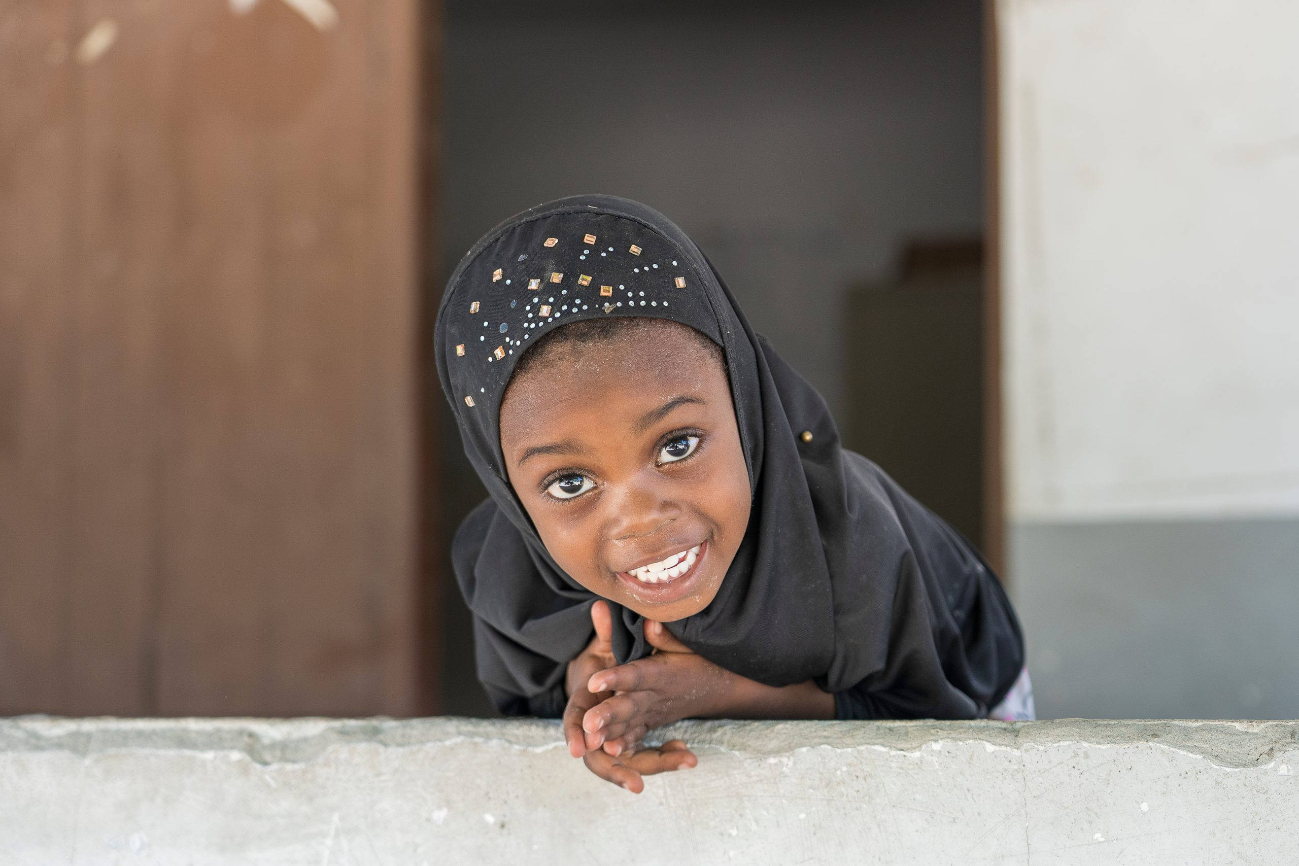 Tanzania, black headscarf, gold embellishments, 2K Desktop Wallpaper
