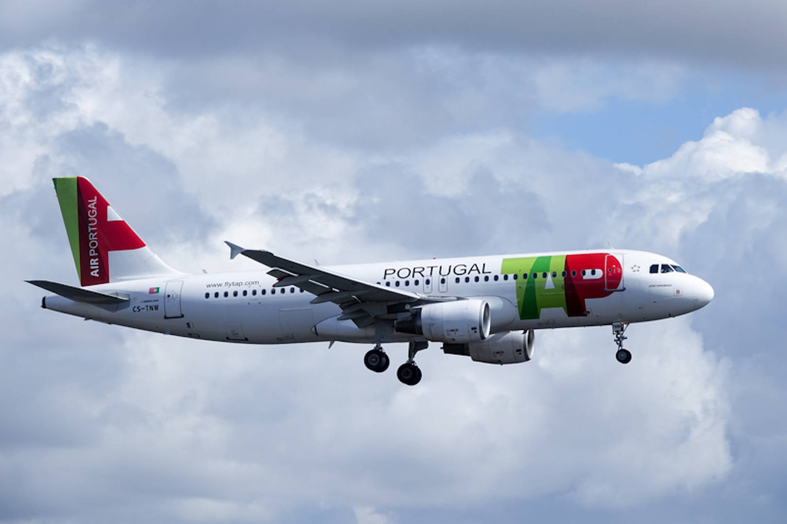 TAP Portugal, Grey Sky, landing gear down, HD Desktop Wallpaper