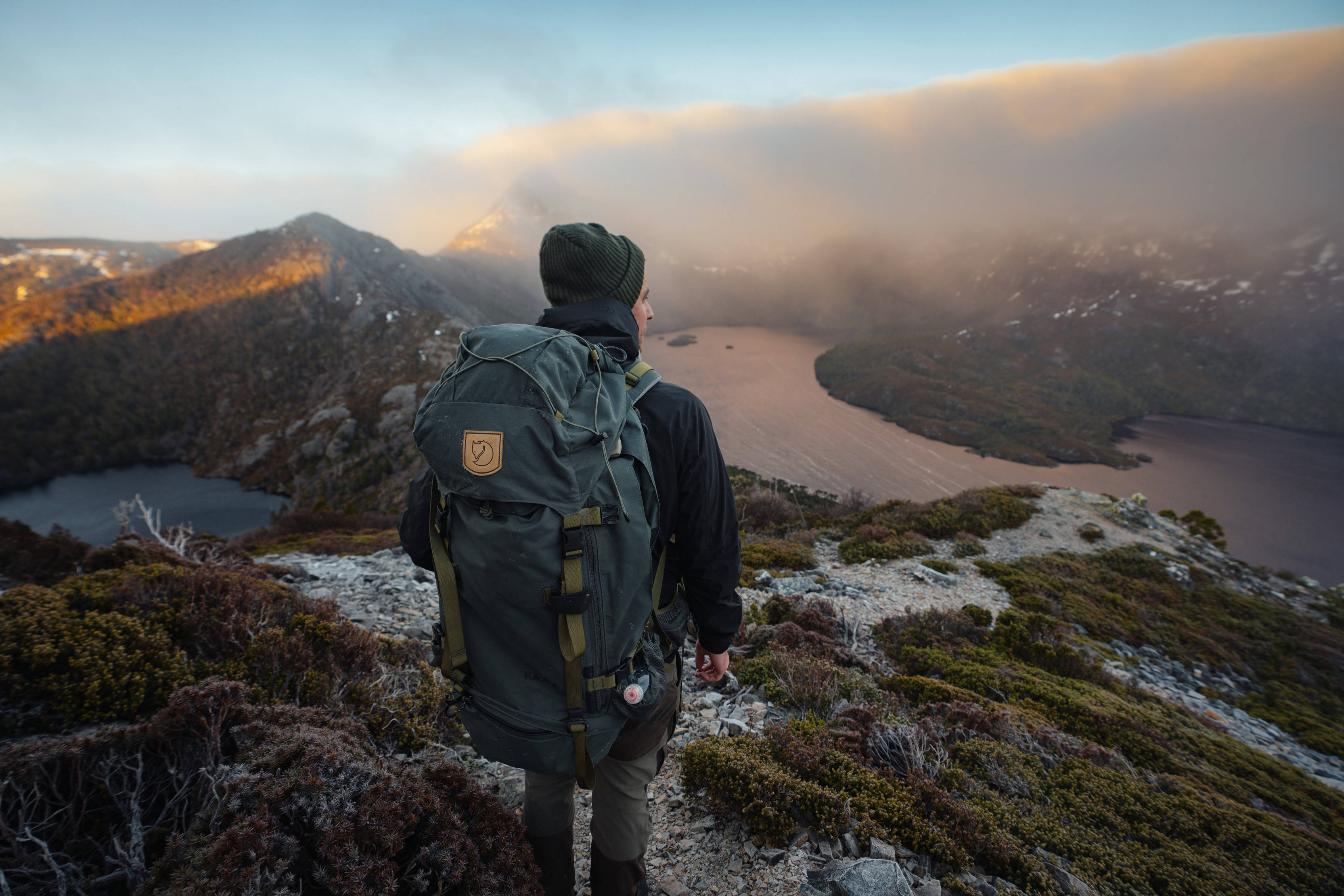 Tasmania, rocky mountain ridge, misty valley, 2K Desktop Wallpaper