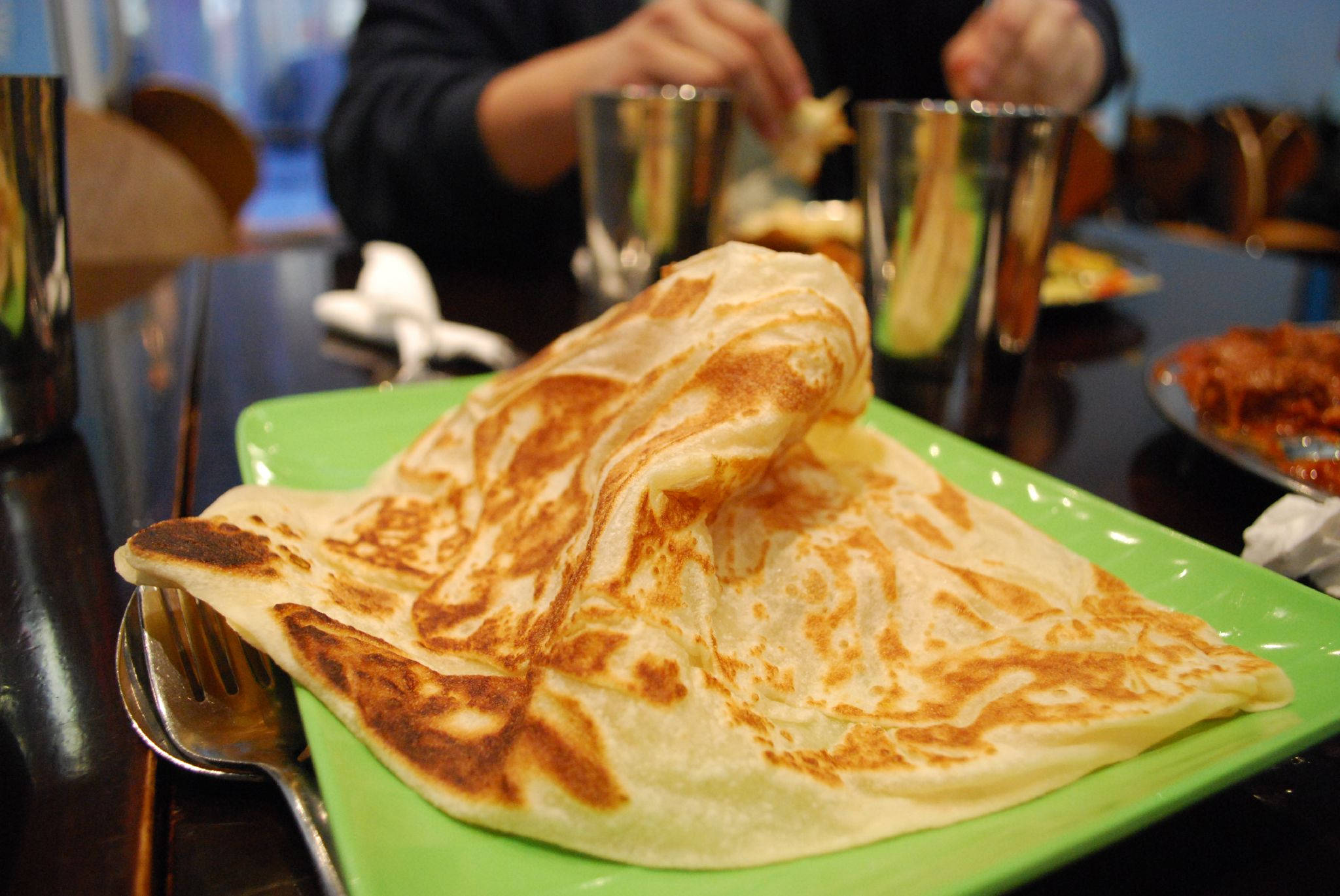 roti canai, golden-brown, bright green plate, Full HD Desktop Wallpaper