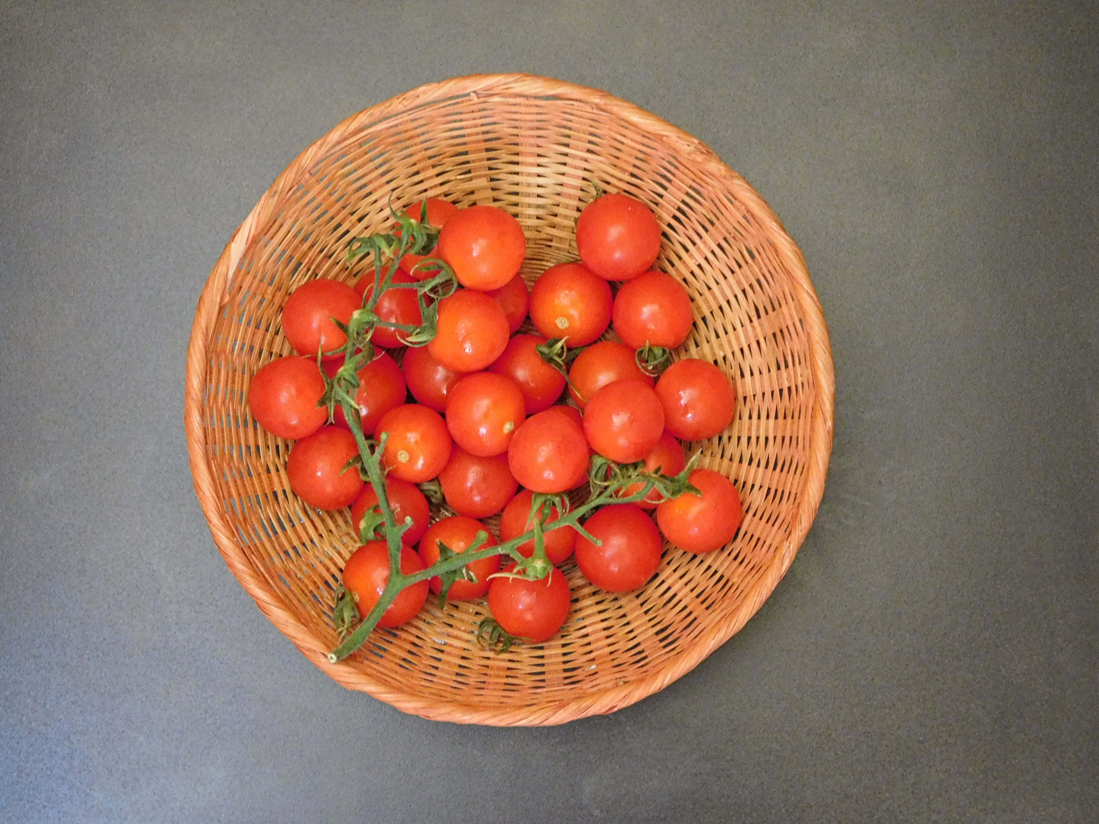 cherry tomatoes, green vines, woven basket, 4K Desktop Wallpaper