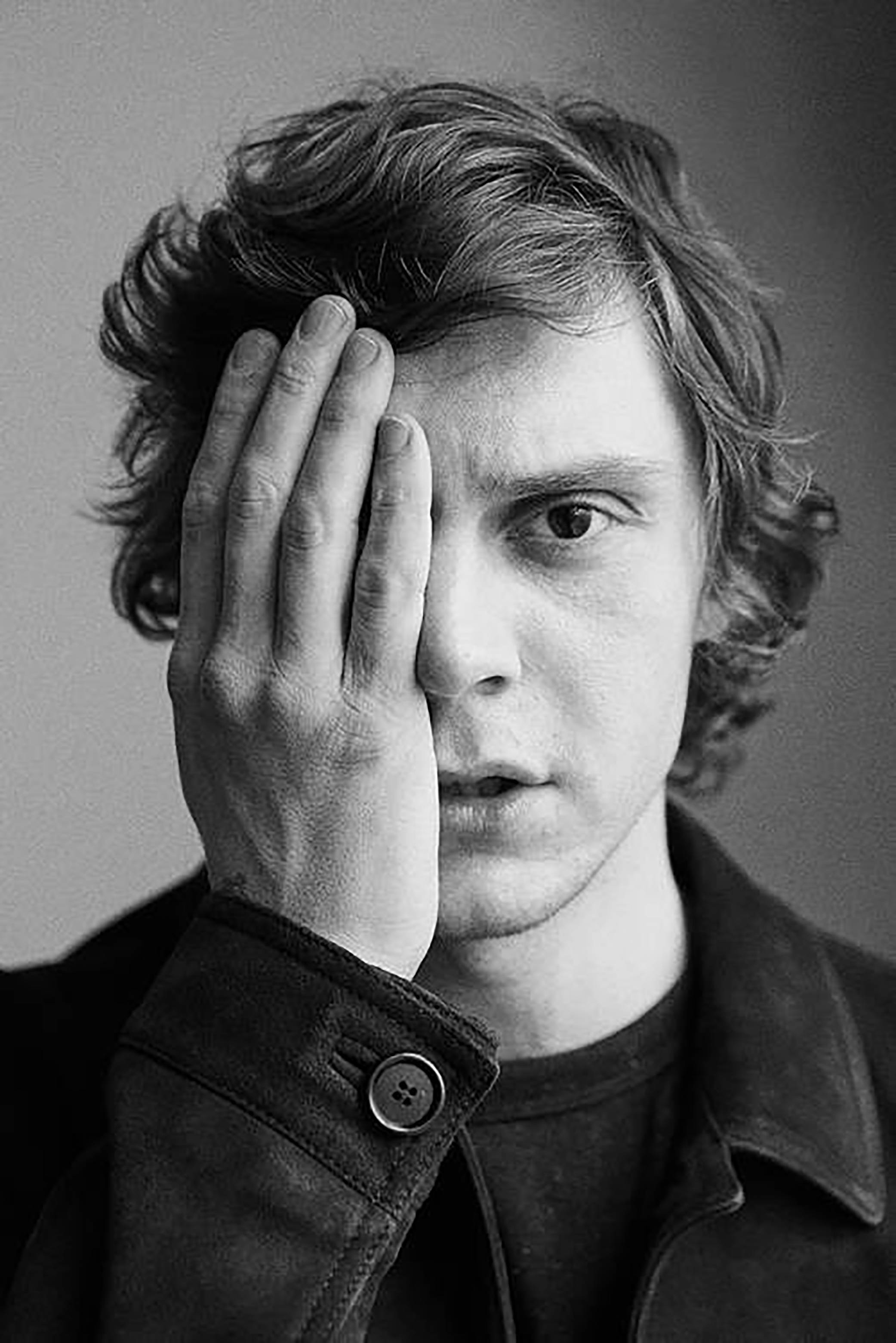 Tate Langdon, palm cover, black and white portrait, 2K Phone Wallpaper