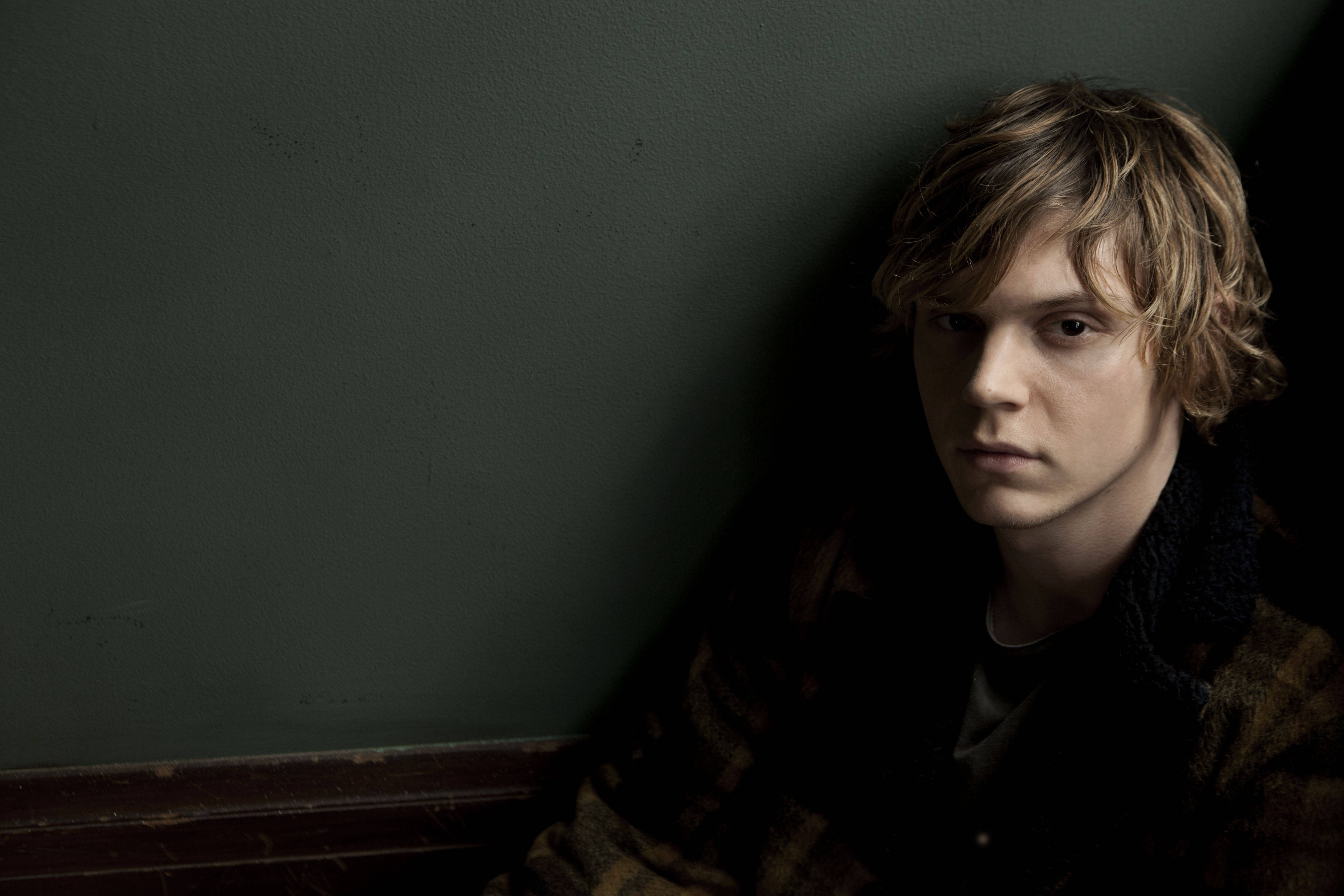 Tate Langdon, tousled hair, dark green wall, 4K Desktop Wallpaper