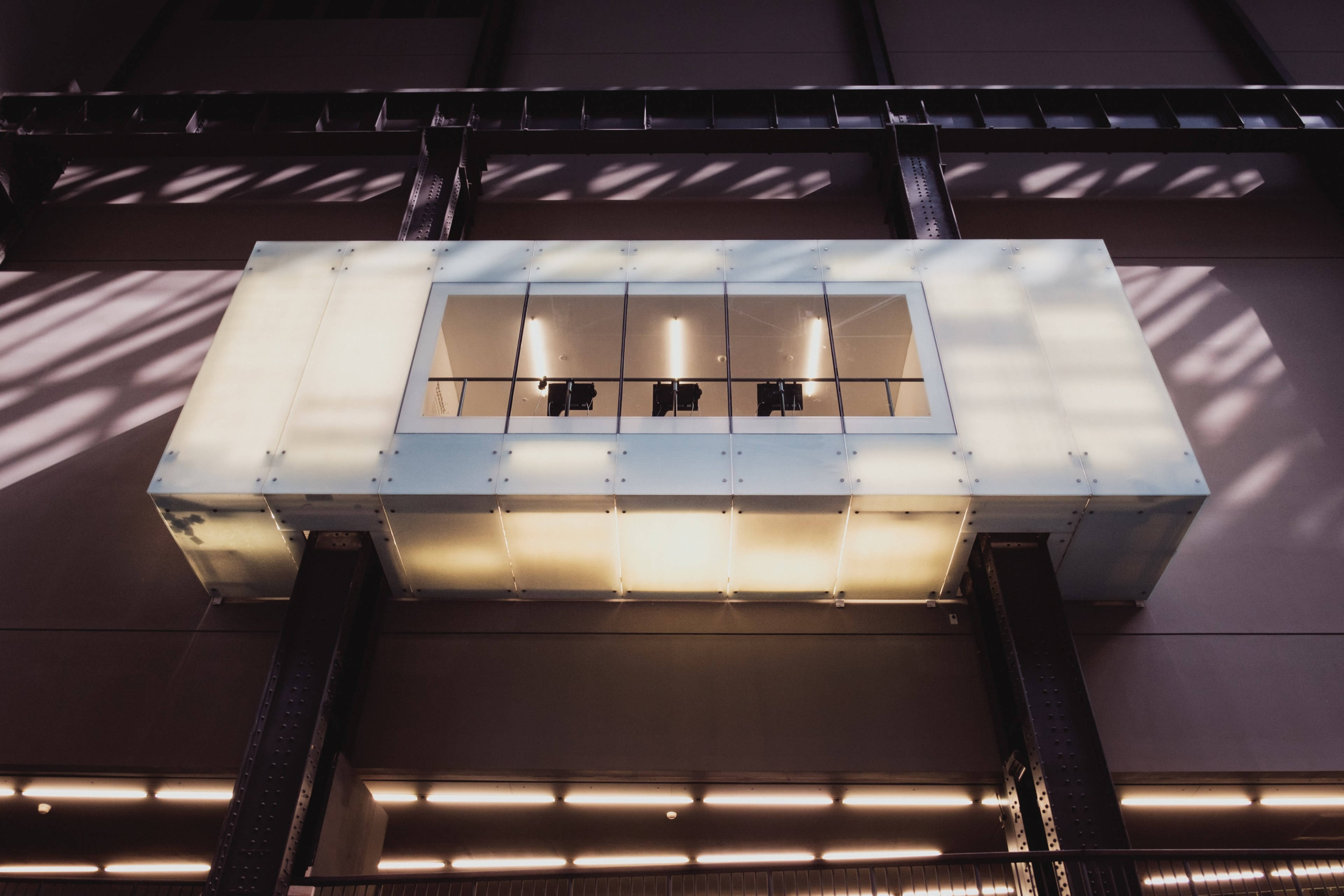 Tate Modern, glass-enclosed elevator, steel beams, 4K Desktop Wallpaper