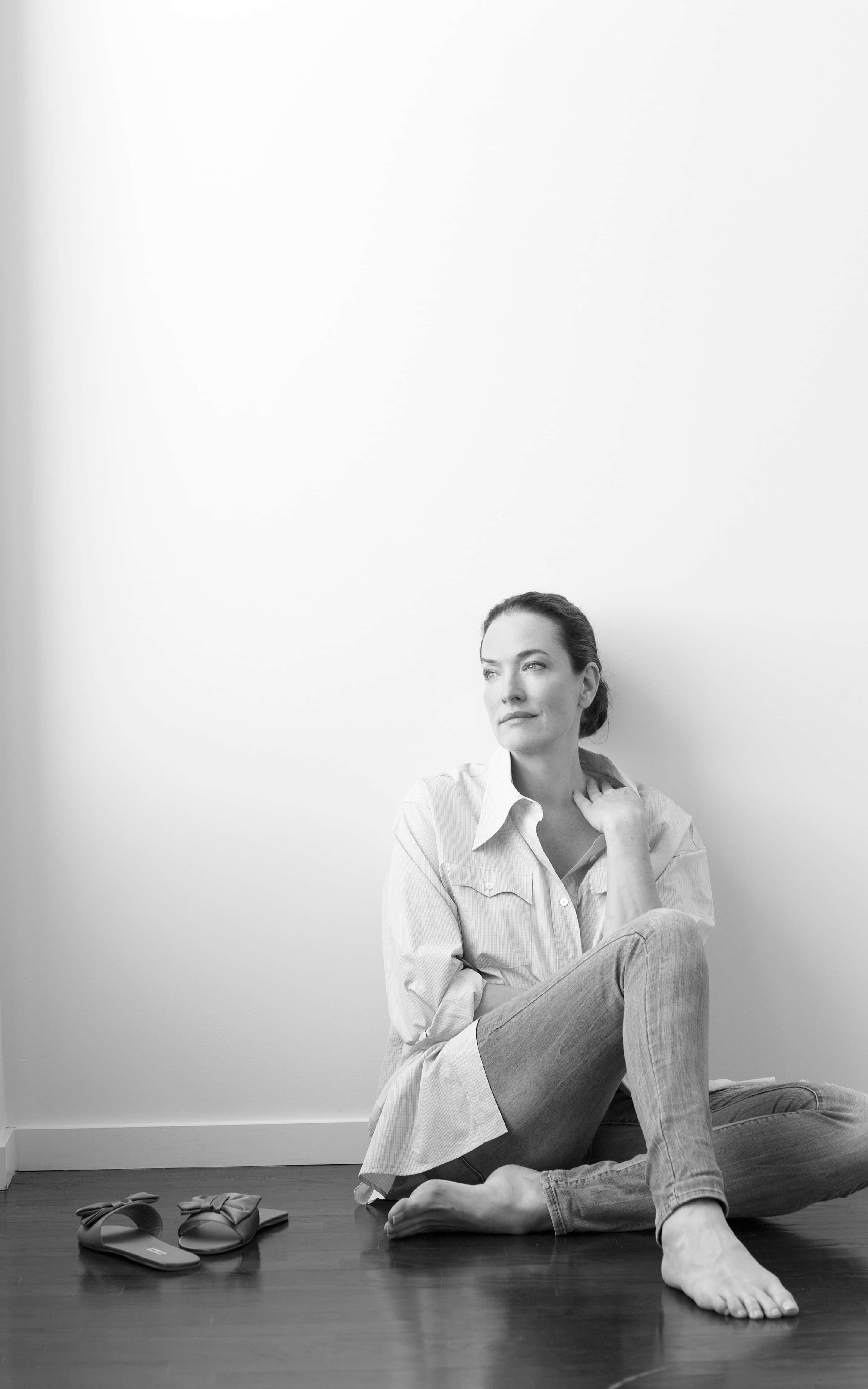Tatjana Patitz, monochrome, barefoot, 4K Phone Wallpaper