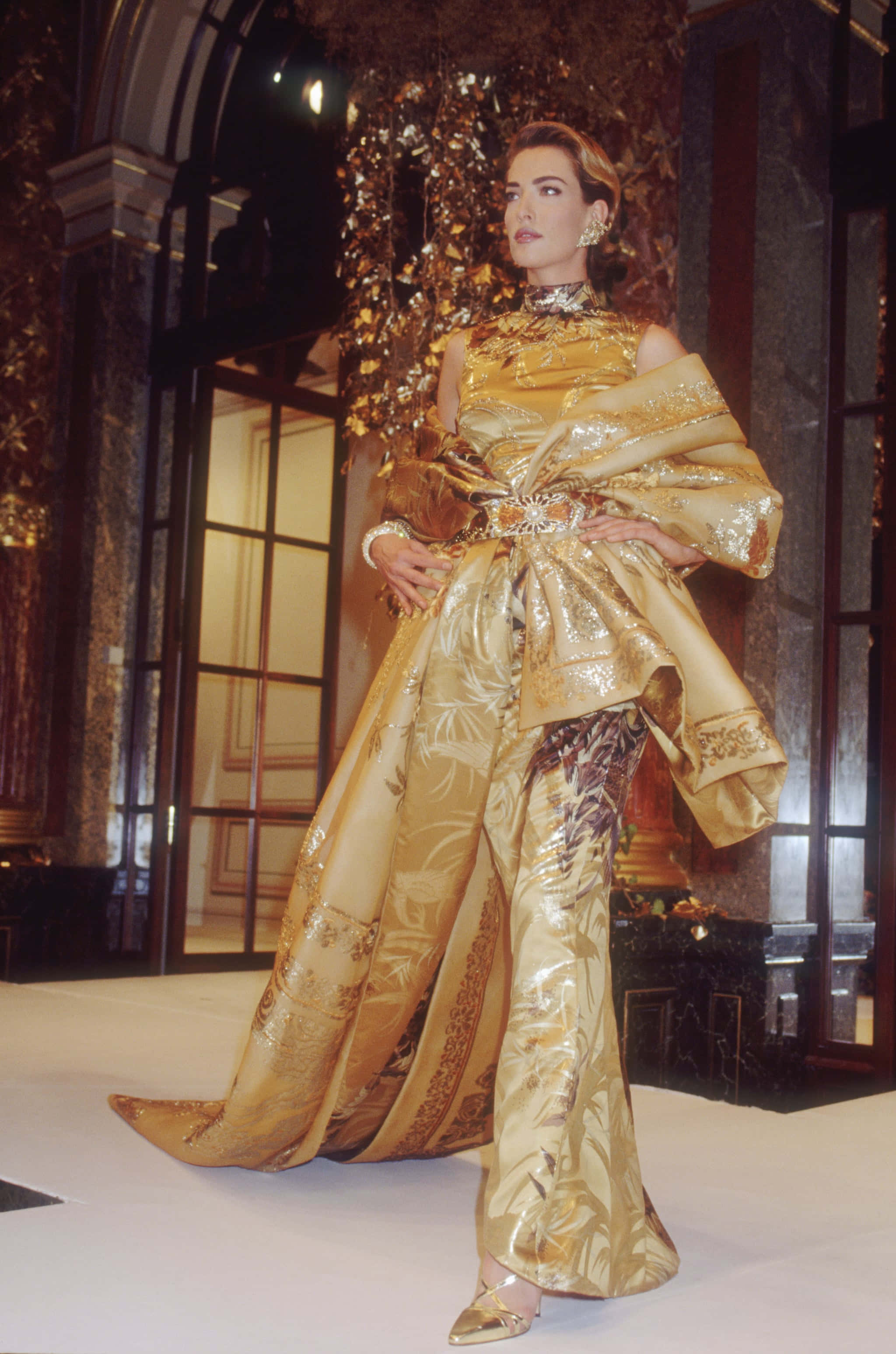 Tatjana Patitz, shimmering gold haute couture gown, dramatic draped fabric, 2K Phone Wallpaper