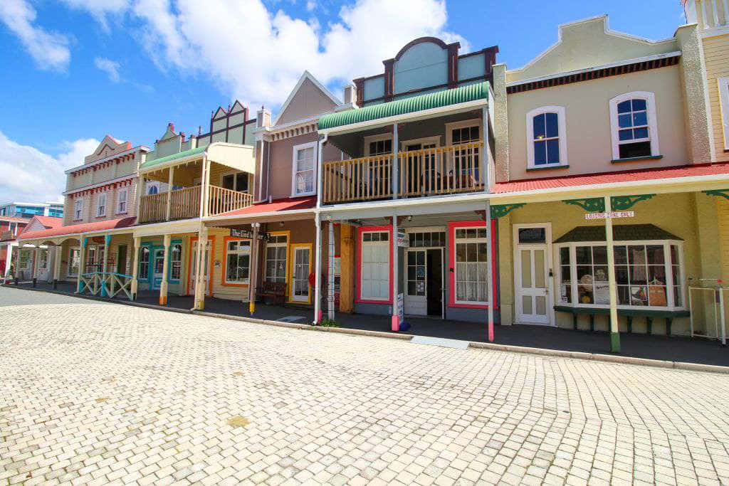 Colorful Historic Buildings Tauranga, vintage-style buildings, balconies, SD Desktop Wallpaper